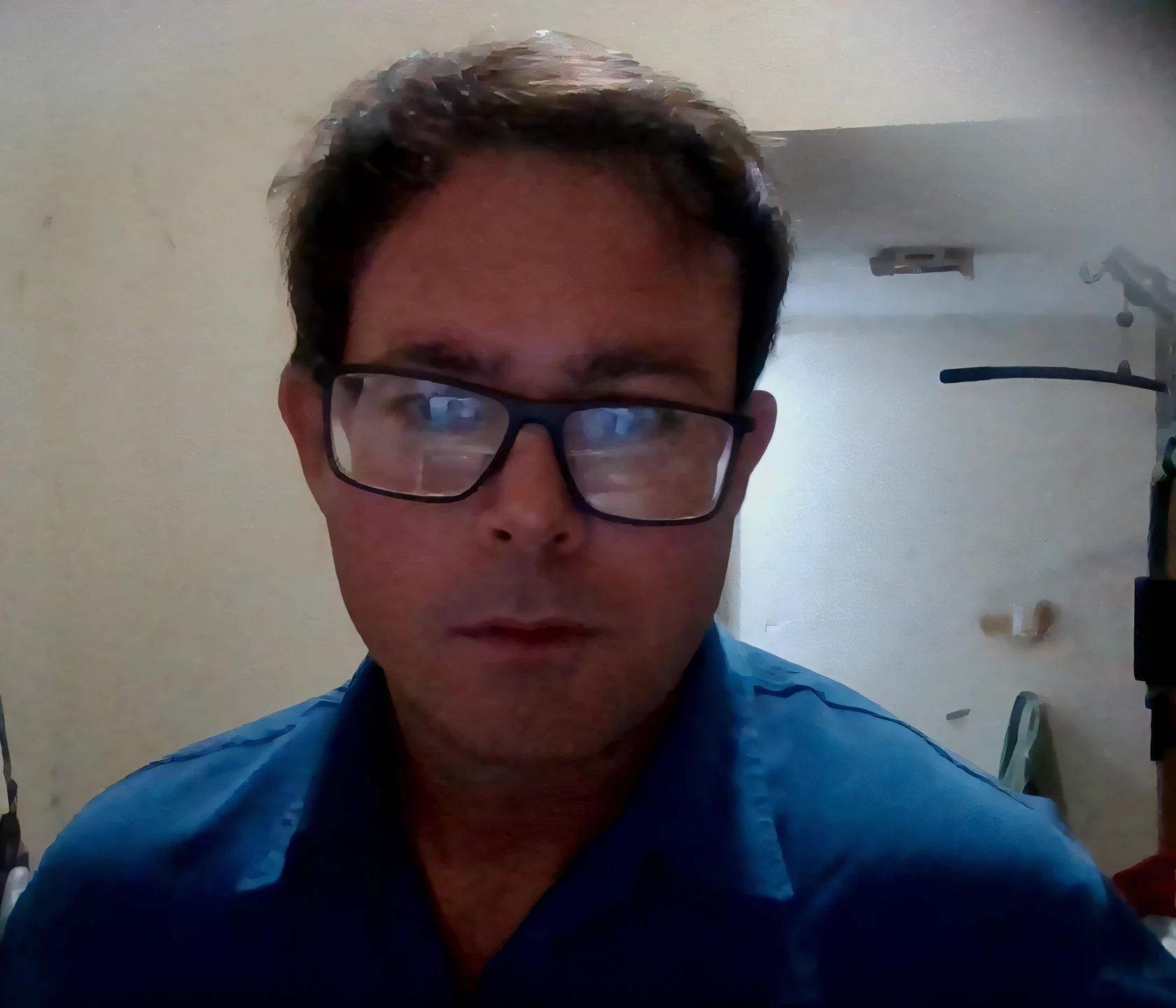 il y a un homme qui porte des lunettes et une chemise bleue, environ 3 à 5 ans, avec un léger chaume, David Ríos Ferreira, chêne icaro, avec des lunettes ringardes et une barbiche, homme de 4 0 ans, avec des lunettes et une barbiche, (38 ans), Photographie selfie 8k, selfie d&#39;un homme, homme à lunettes, 38 ans