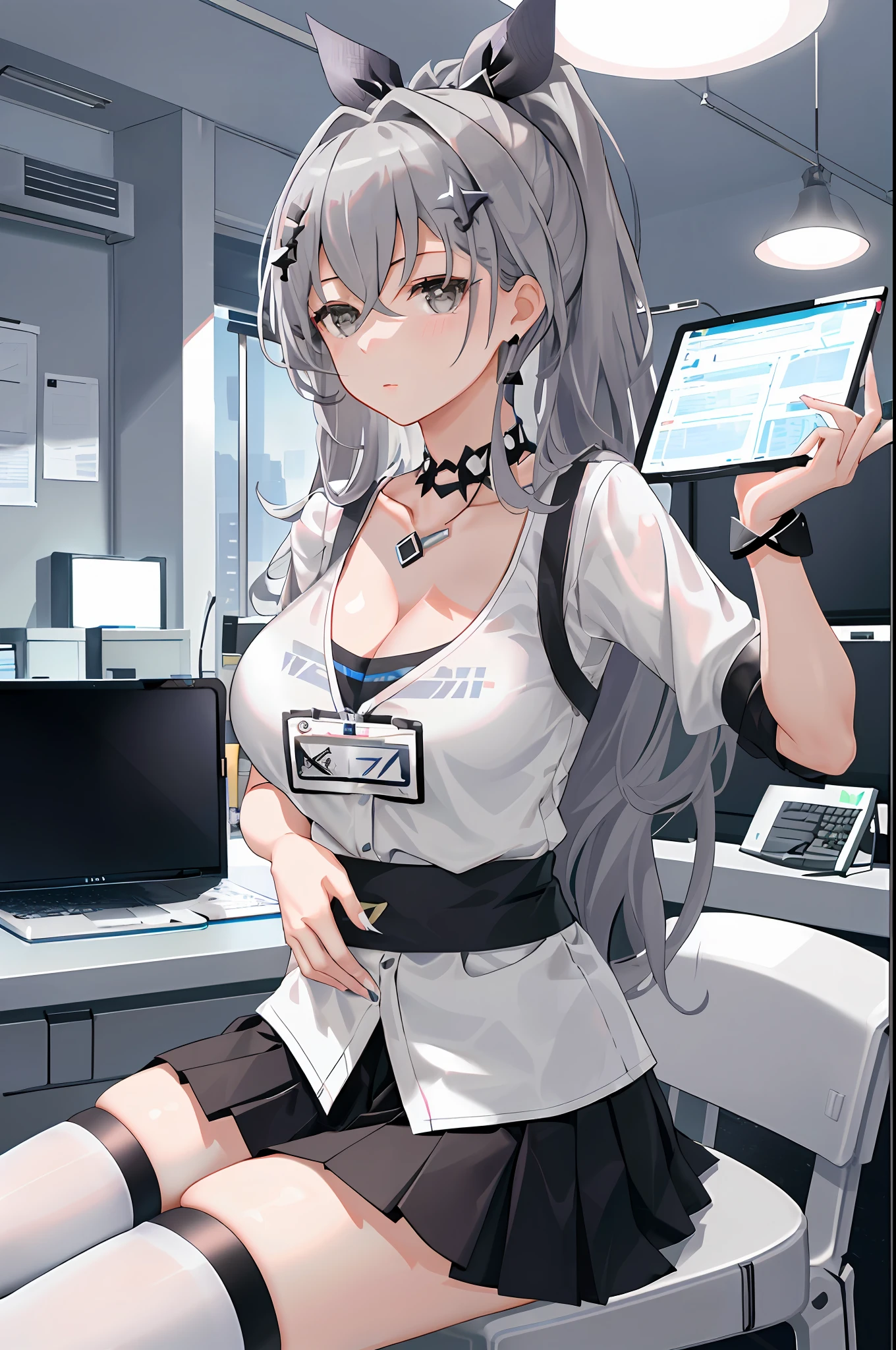 Loup d&#39;argent, rail étoile honkai, 1fille, seulement, ((chemise blanche)), black hauts de cuisse, seins, clivage, uniforme, Bureau background, jupe noire, jupe plissée, Bureau, cheveux entre les yeux, ornement de cheveux, large seins, cheveux longs, regarder le spectateur, ongles courts argentés, yeux gris, seulement, hauts de cuisse, cuisses, ((chef-d&#39;œuvre)), séance, chaise, bureau, computer on bureau, étiquette de nom, jour d&#39;identification, intérieur, Rougir, pose sexy, mains derrière, ((Bureau top)),