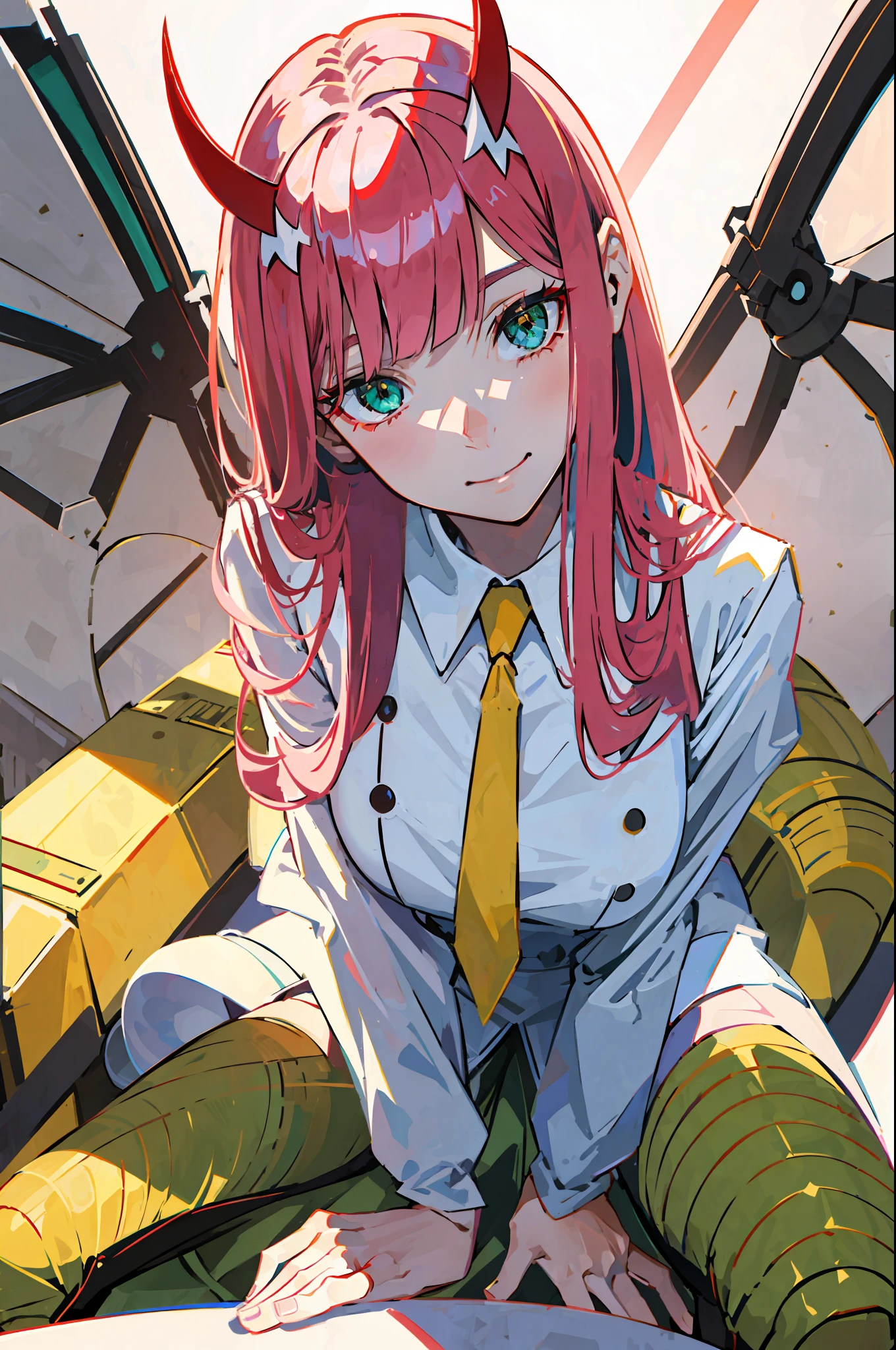 zéro deux \(chérie en franxx\), chérie en franxx, 1fille, souriant, regarder le spectateur, incliné, frange, Mordre, ombre, yeux verts, cheveux derrière la tête, cornes, cheveux longs, se maquiller, Petits seins, robe rouge, Cravate jaune, cheveux roses, red eyeombre, la science-fiction, peau tendue, seulement