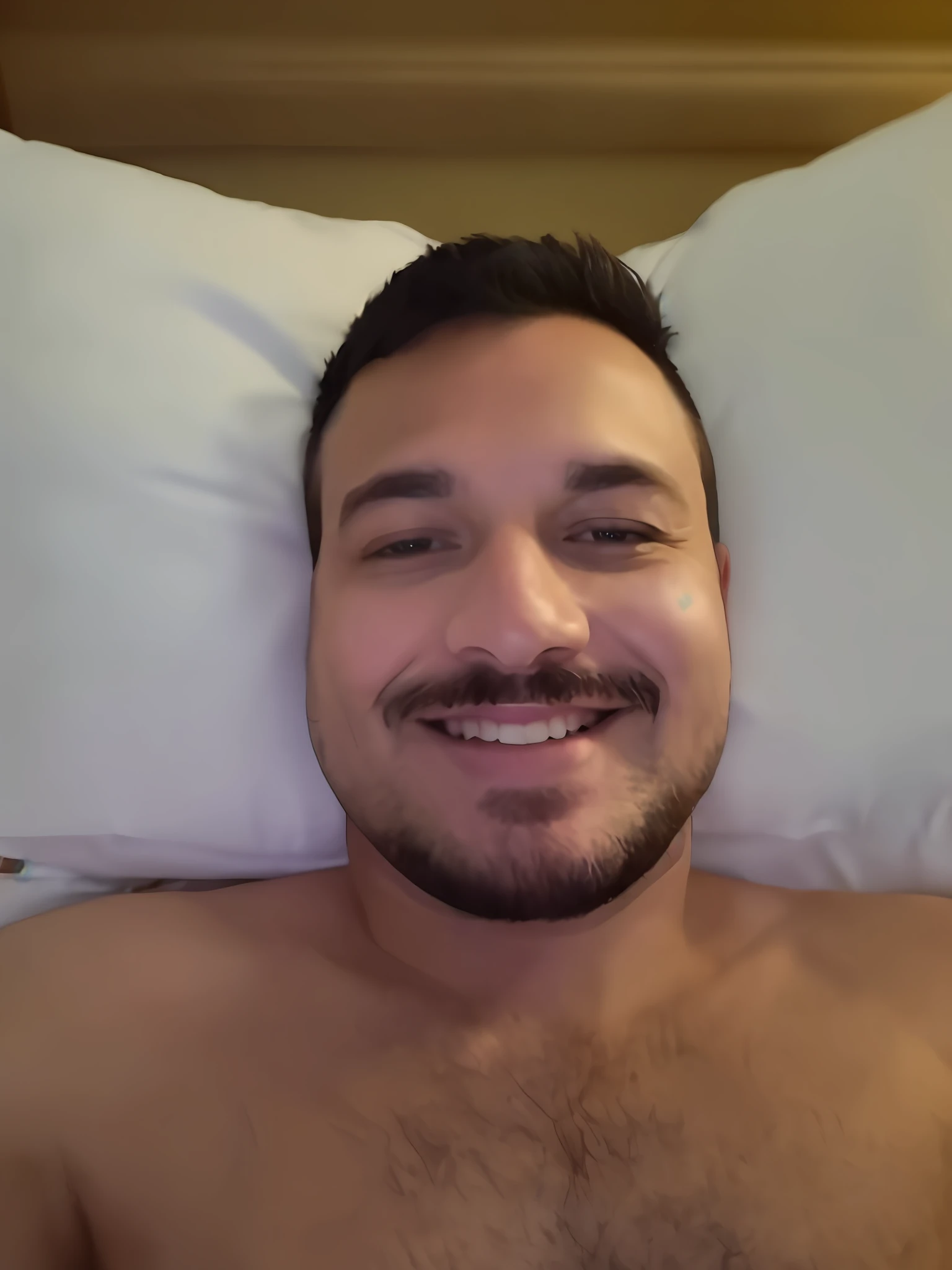 Hombre arafed acostado en la cama con almohadas blancas y sonriendo -  SeaArt AI