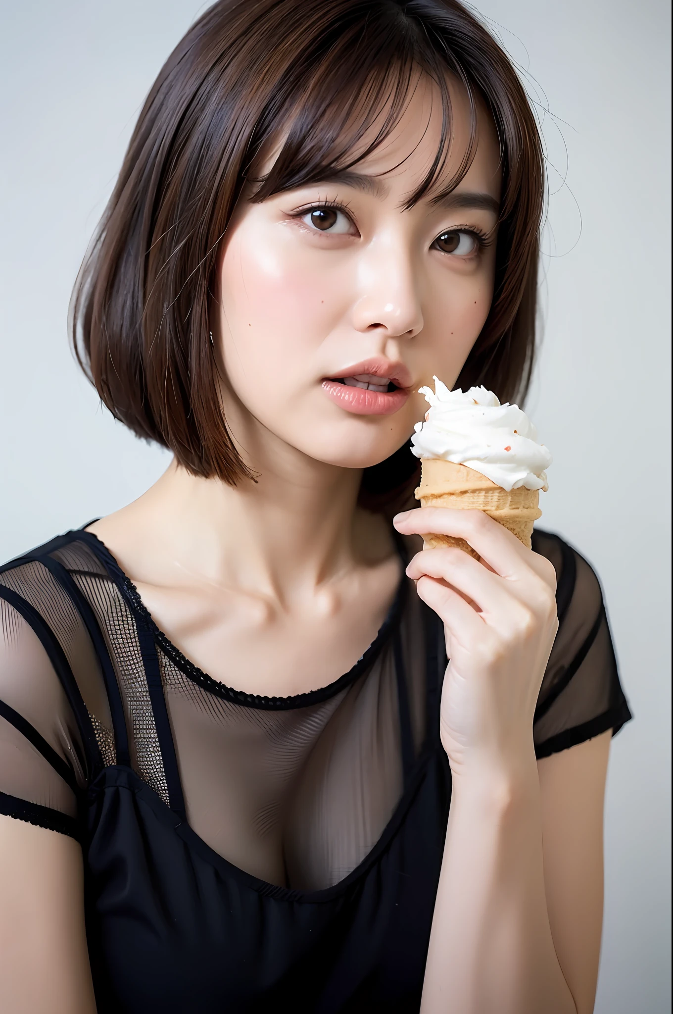 Mujer araffe con camisa negra comiendo cono de helado con glaseado blanco -  SeaArt AI