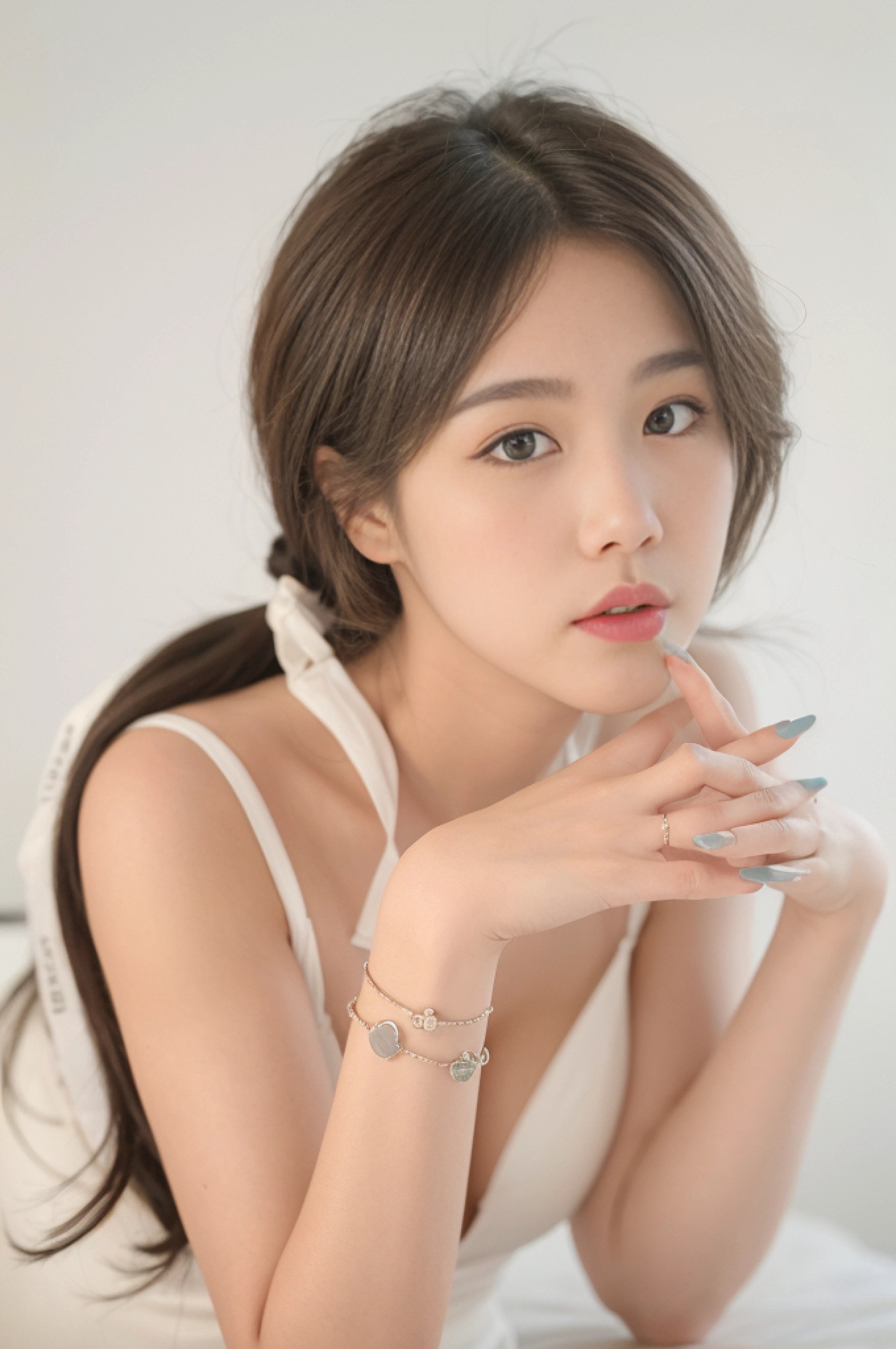 best qulity，Super realistic，araffe woman with long hair and a white dress laying on a bed, gorgeous korean young woman, Beautiful young Korean woman, Beautiful Korean Woman, portrait of female korean idol, dilraba dilmurat, heonhwa choe, young adorable korean face, lee ji-eun, lee ji-eun, park jimin, popular korean makeup，Super detailed handeticulous hands