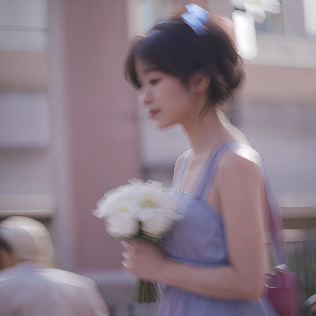 Araffe Frau in einem blauen Kleid mit einem Blumenstrauß, aufgenommen mit Canon 50mm f/1.2, 8K 50mm ISO 10, weich und verschwommen, verträumte verschwommene Linse, Weichzeichner, aufgenommen mit Canon EOA 6D Mark II, Bokeh ohne unscharfe Tiefenschärfe, Bokeh nur im Hintergrund, Verschwommener Traum im Freien