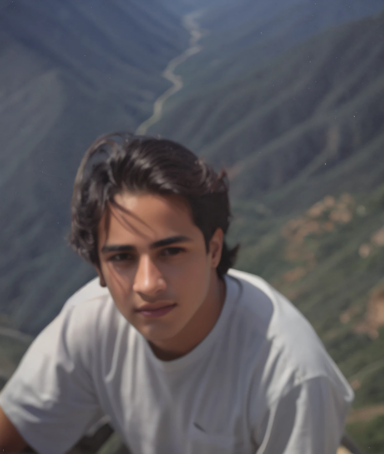 Adolescente sentados บนยอดเขา com vista para o vale, บนภูเขา, บนยอดเขา, บนภูเขา, บนยอดเขา, บนยอดเขา, ในภูเขา, ถ่ายเมื่อต้นปี 2000, บนหน้าผา, ประมาณ 17 ปี, มีตาสีน้ำตาล, ภาพถ่ายที่สมจริงมาก, รูปภาพที่โฟกัส, สวมเสื้อเชิ้ตสีขาว, ไม่เป็นทางการ