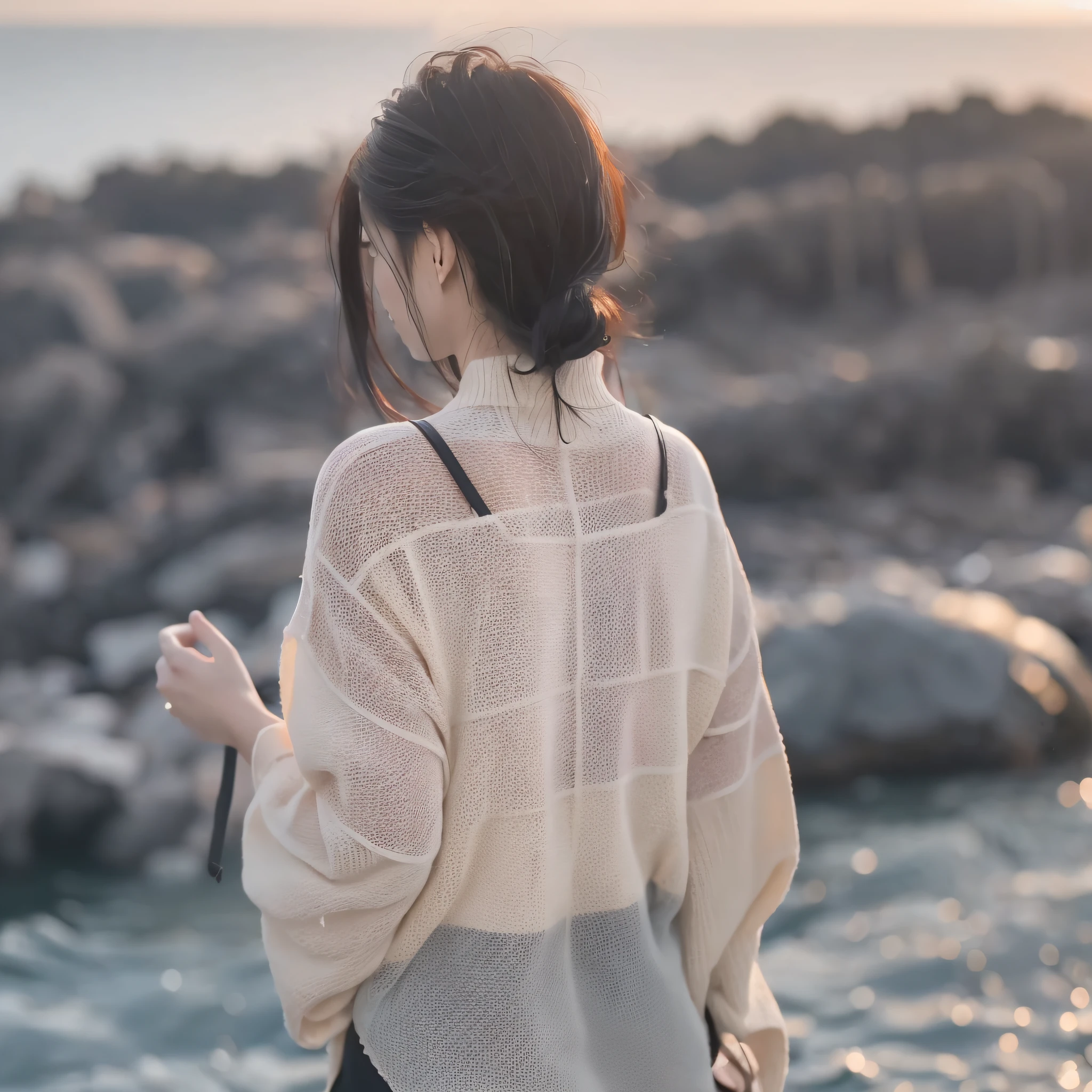 Eine wunderschöne Frau beobachtet den Sonnenuntergang am Meer, schwarzes Haar, Aufmerksamkeit fürs Detail, um Hände in Schwarzweißkleidung zu sehen, die mit dem Rücken stehen