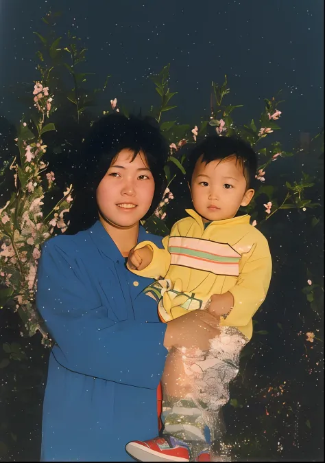 There was a woman holding a child，Fujifilm color flash，1200 DPI scan，Taken in the late 1980s，80s photo，1980s photo，Fuji photo from the 1980s，About 35 years old，1990's photo。
