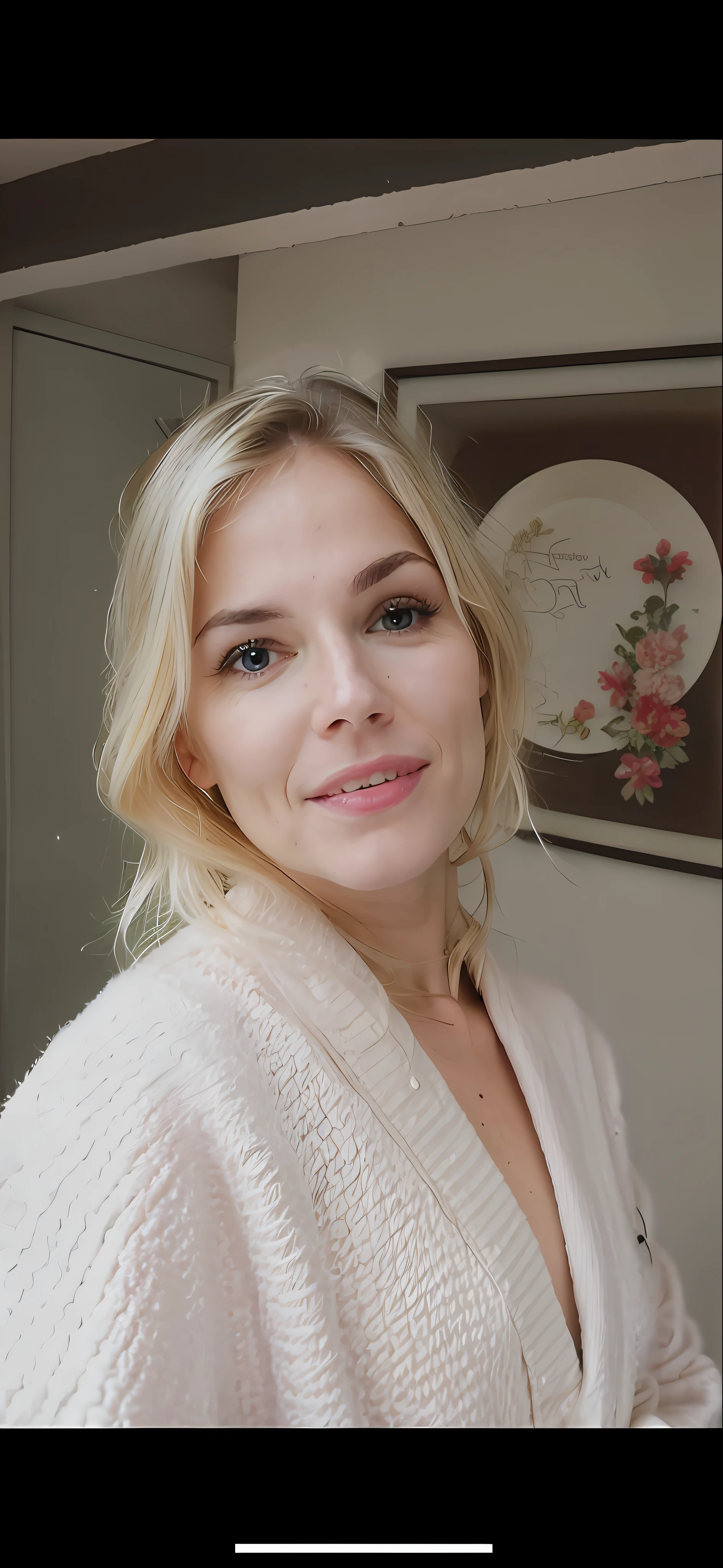 Femme blonde en peignoir blanc posant pour un selfie dans une salle de bain, image de profil, prise au début des années 2020, Image de profil, 36 années, Kirsi Salonen, inspiré par Louisa Matthíasdóttir, 32 ans, photo de profil, 38 ans, femme de 30 ans, femme de 3 0 ans