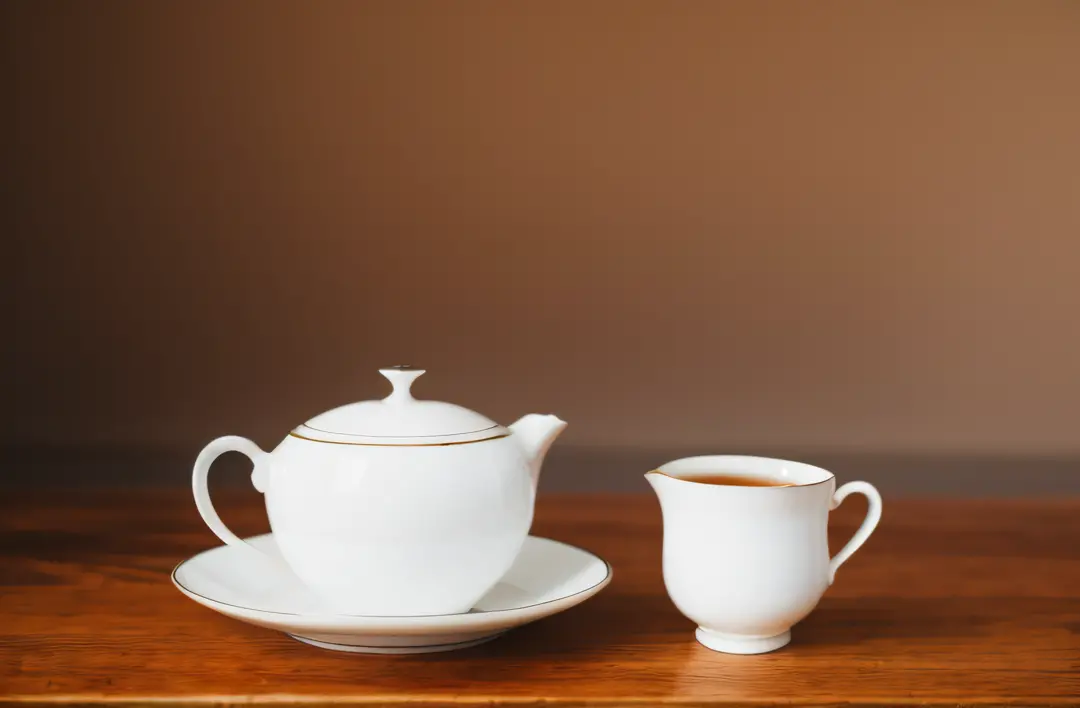 (masterpiece,best quality,highres,ultra_detailed:1.2), simple background, still life, rule of thirds, tea, air shot
