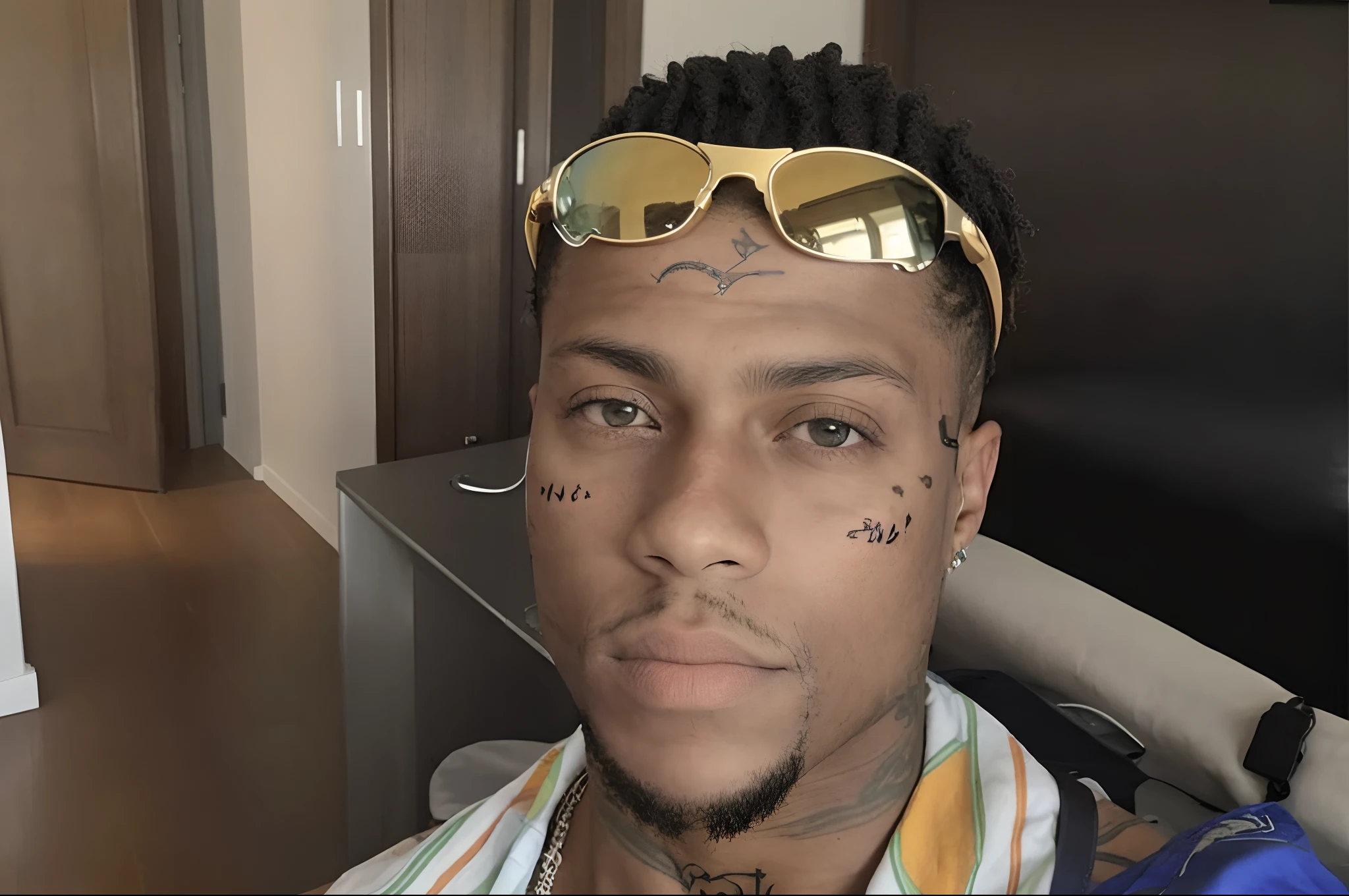 Hombre con un tatuaje en la frente y gafas de sol, tomada a principios de la década de 2020, marcas en la cara, tatuajes de rostro dorado, xxxtentacion, rapero, Libros Playboi, con tatuaje facial, joias rapero, buen mozo, Jojo, Lleva un parche en el ojo, Brazos cubiertos de tatuajes de pandillas., 2 1 salvaje