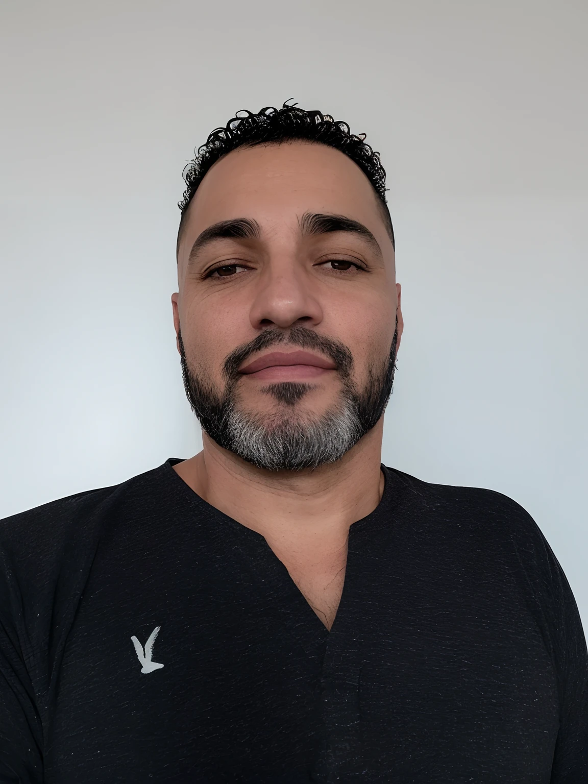 Homem com barba e camisa preta, (38 anos), Homens de 45 anos, david rios ferreira, cerca de 3 5 anos, taken in the early 2020s, 38 anos, icaro carvalho, Homem de 4 0 anos, imagem frontal, Fotografia selfie 8k, 3 6 anos