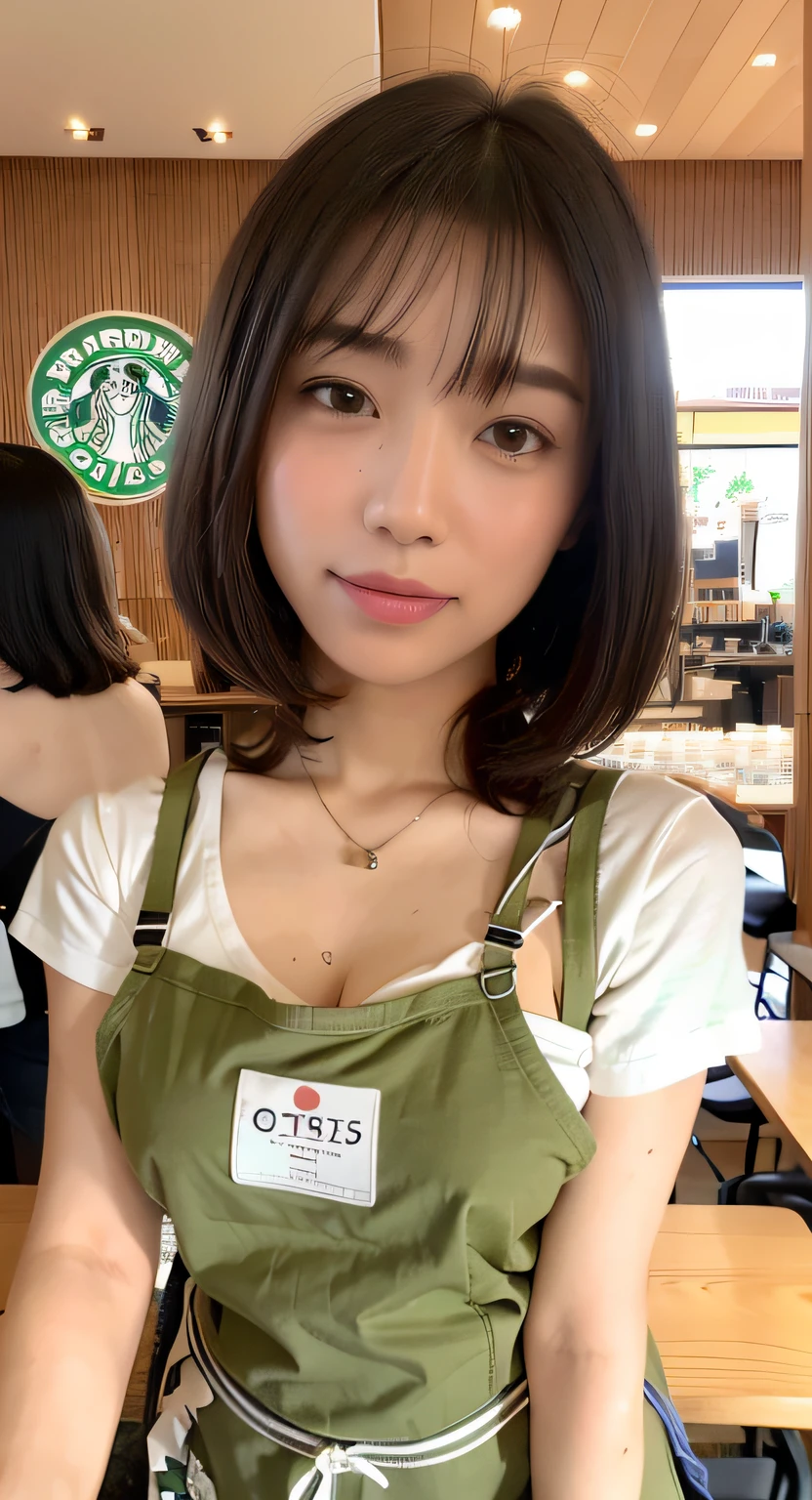 コーヒーショップ店員、緑のエプロン