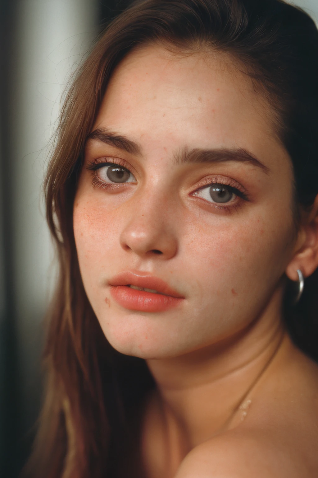 (Close-up, editorial photograph of a 21 year old woman), (high-detailed face:1.4) (sorrido:0.7) (background inside dark, Moody, private study:1.3) ass pov, Directed by: Lee Jeffries, Nikon D850 |, film stock photograph ,4 kodak portra 400 ,camera f1.6 lenses ,rich colors ,hyper realistic ,realistic texture, dramatic lighting , cinestill 800,