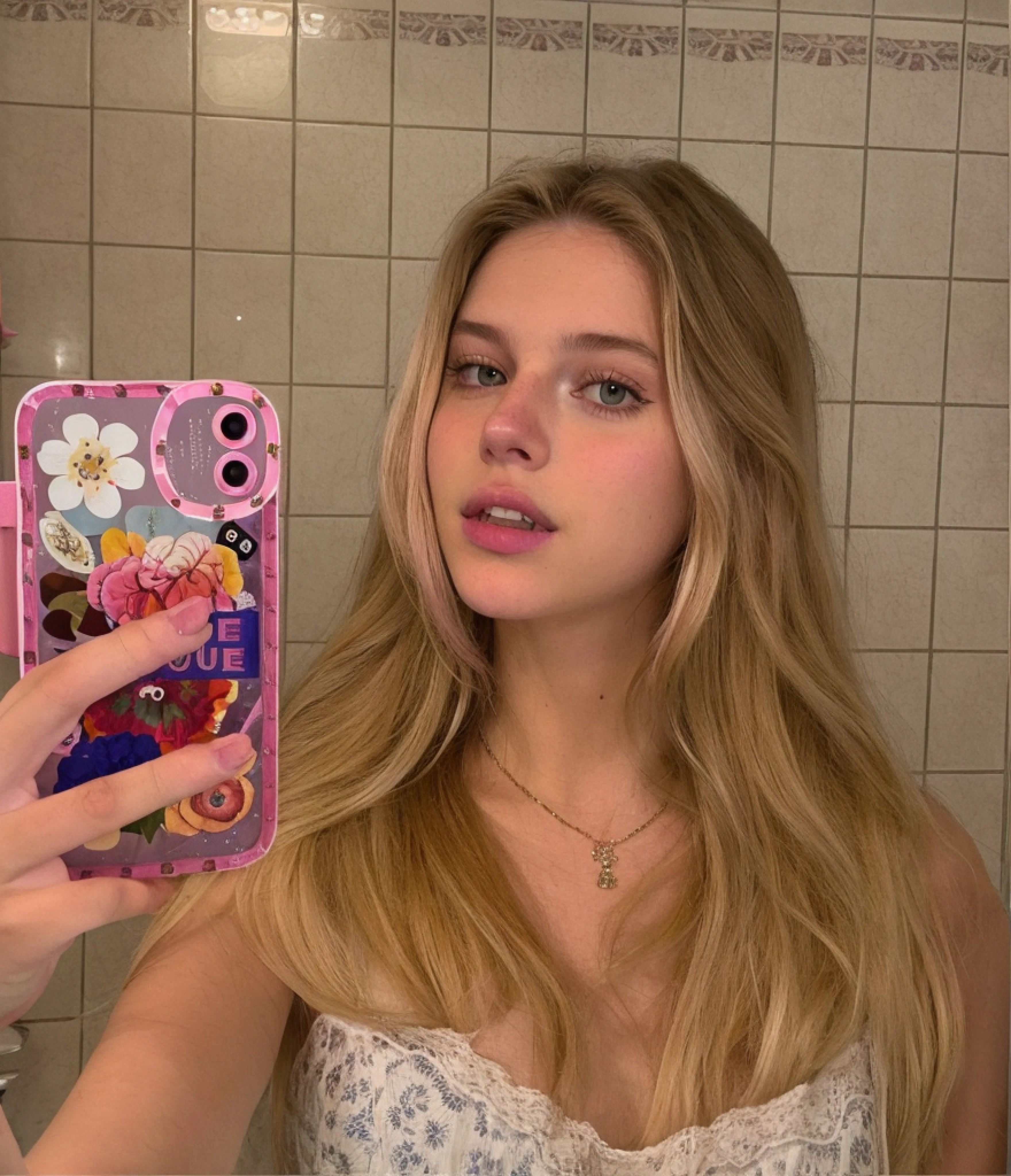 blonde woman taking a selfie in a bathroom mirror with a pink phone, iPhone Selfie, Tejido de samara, Modelo de Instagram, Selfie de una mujer joven, Tomarse una Selfie, Accidentalmente tomar una Selfie, Selfie, Erin Moriarty, inspired by Louisa Matthíasdóttir, 8k selfie photograph, Selfie de Instagram, Al estilo de Petra Collins, con cabello largo y rubio