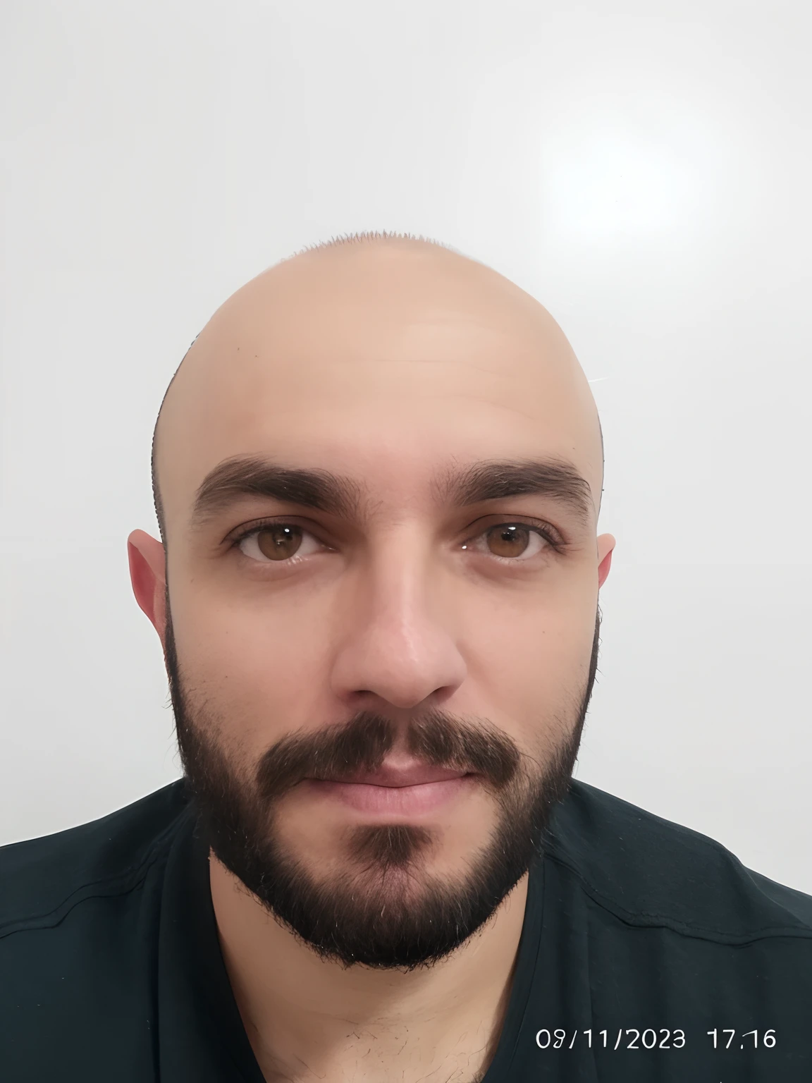 Homem com barba e camisa preta, careca com barba curta, imagem frontal, com uma barba pequena, (38 anos), david rios ferreira, cara com barba, mostrando a testa, sem cabelo, completamente careca;, sem barba, sem barba e bigode, icaro carvalho, barba pequena, cavanhaque curto, pelos faciais curtos