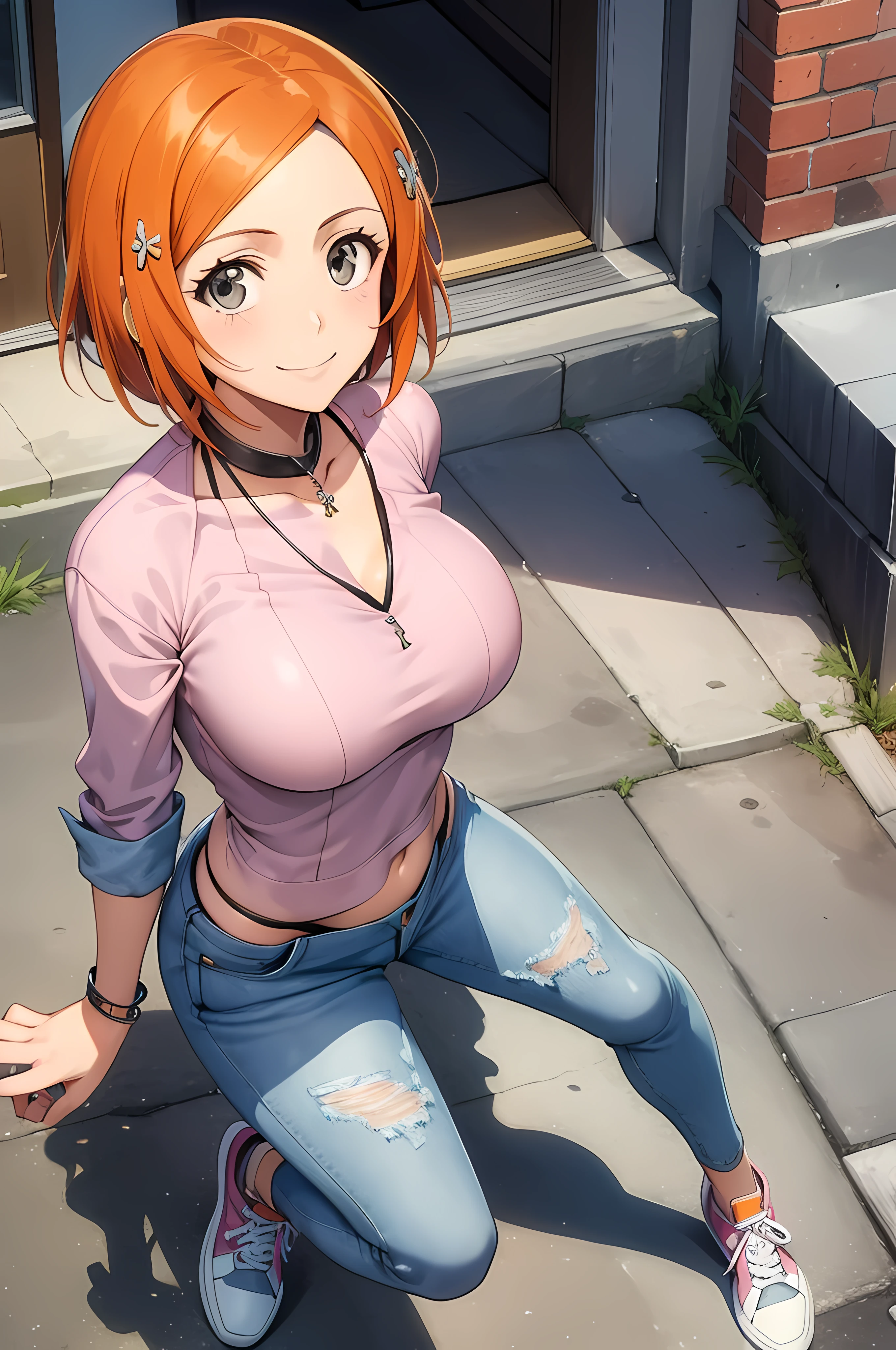 1 chica, obra maestra, alto detallado, orihime inoue, cabello corto, pelo naranja, ojos grises, blusa rosa, vaqueros, collar, pulsera, sonriente, zapatillas, fondo de la calle, cuerpo completo