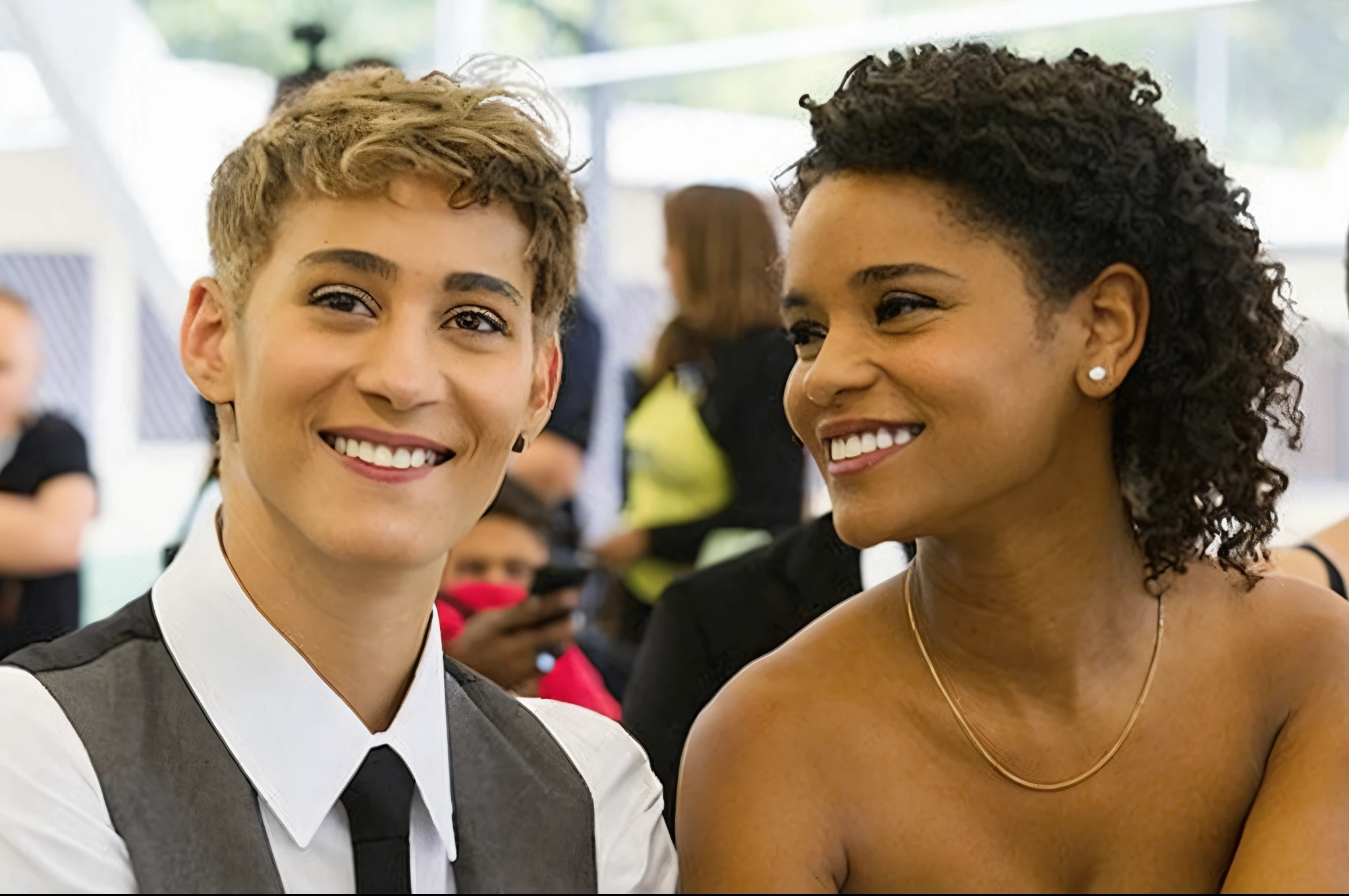 casal, menino loiro, mulher negra de cabelo cacheado