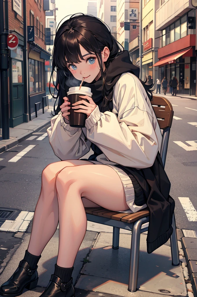 Hermosa chica vistiendo ropa de invierno de gran tamaño y tomando café、sentado en、En la calle、mirando abajo、sonríe