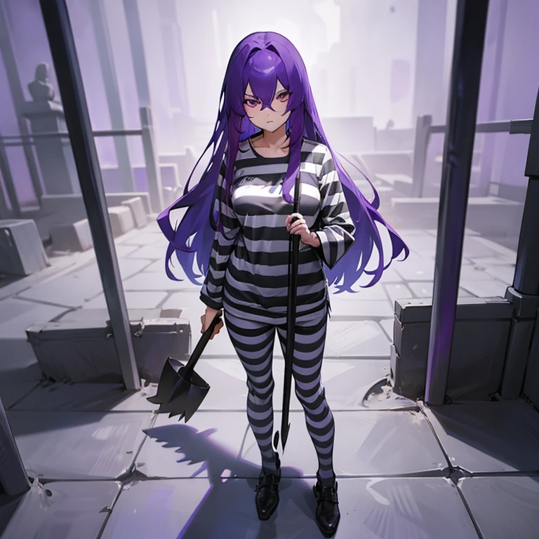 женщина с длинными фиолетовыми волосами, строгий взгляд, полосатая тюремная одежда, рубашка с длинным рукавом, круглый вырез, держу лопату и копаю яму, широкий план, все тело, тюремный двор, стили манхва