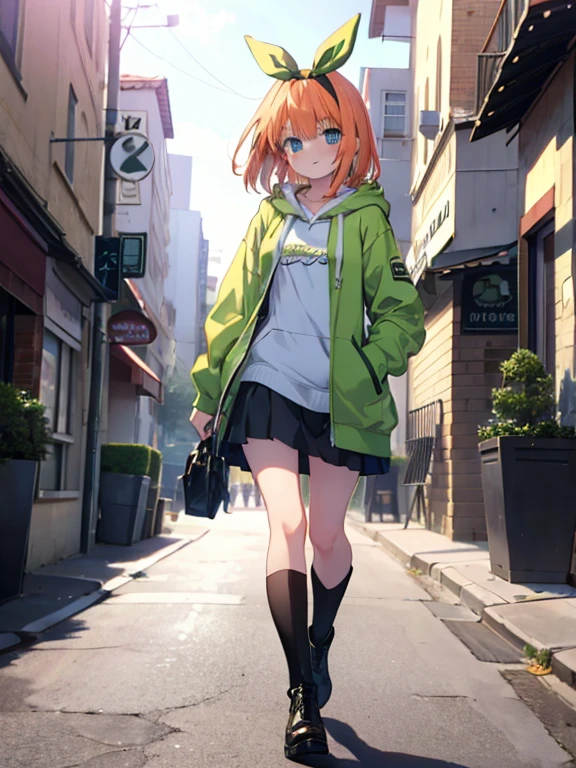 chef-d&#39;œuvre, la plus haute qualité, la plus haute qualité, 1 fille, Yotsuba, (sourire), (ruban vert), sweat à capuche long vert,mini jupe blanche,Chaussettes hautes blanches,bottes courtes noires,En ville,marche，souffler du chewing-gum