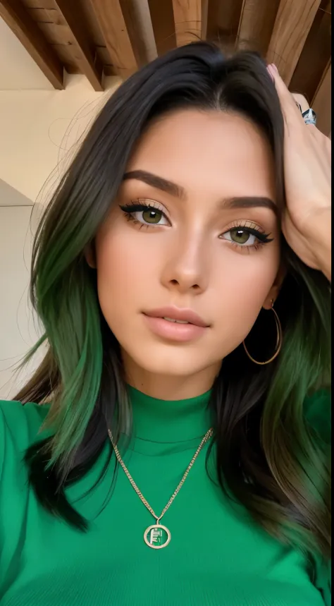 25 year old woman , influencer,  pelo rubio largo, ojos verdes 