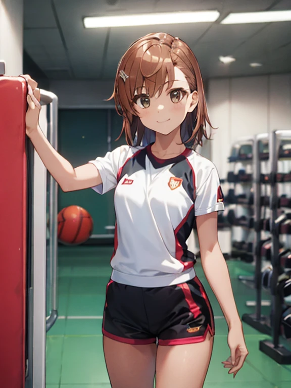 Una obra maestra, 4k, La mejor calidad, Misaka Mikoto, cinta de, deportes bien, latex shorts, are standing, Brazos cruzados, sonrisa en la cara、cool expression　gimnasio de deportes　Posando al azar