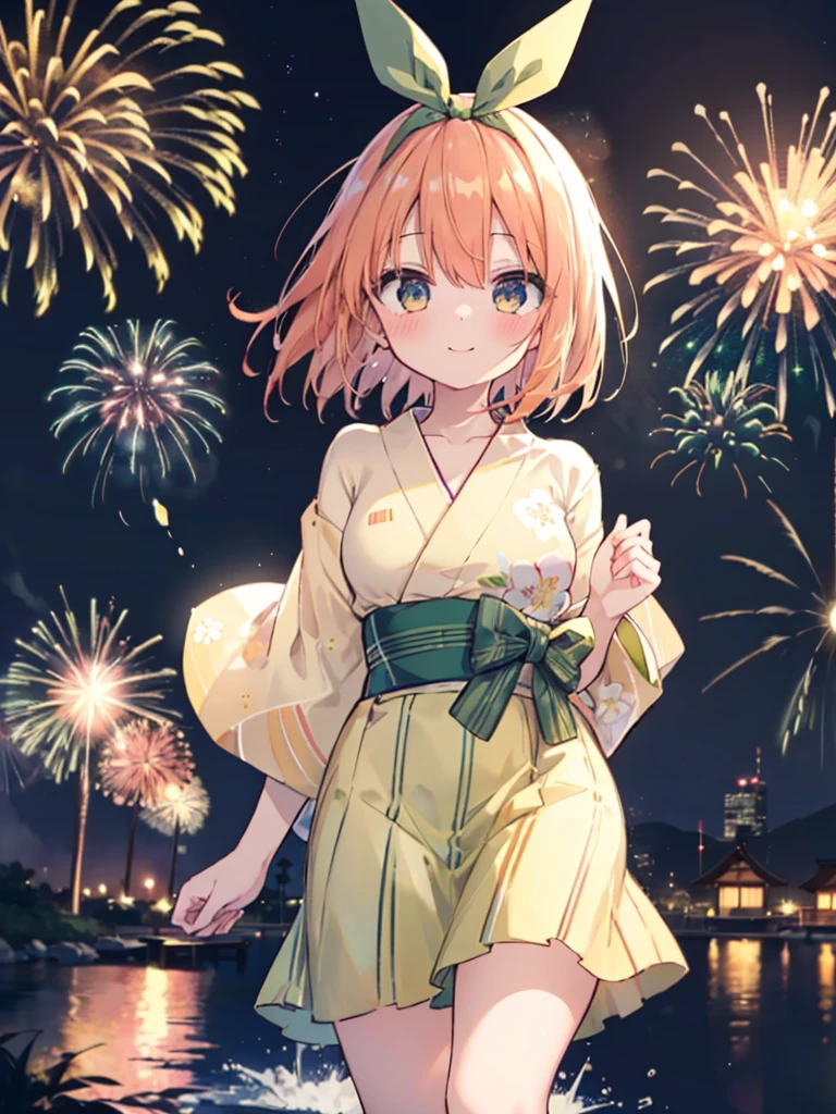 chef-d&#39;œuvre, la plus haute qualité, la plus haute qualité, 1 fille, Yotsuba, (sourire), (ruban vert), Yukata jaune、capacité、Feux d&#39;artifice dans le ciel nocturne、monter en flèche、L&#39;endroit est un feu d&#39;artifice、le temps est la nuit、journée ensoleillée、faire demi-tour、Pour que tout le corps entre dans l&#39;illustration,sourire,rougir