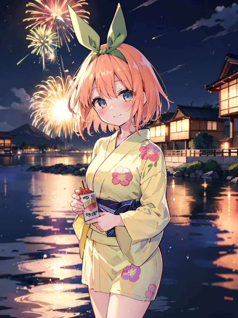 chef-d&#39;œuvre, la plus haute qualité, la plus haute qualité, 1 fille, Yotsuba, (sourire), (ruban vert), Yukata jaune、capacité、Feux d&#39;artifice dans le ciel nocturne、monter en flèche、L&#39;endroit est un feu d&#39;artifice、le temps est la nuit、journée ensoleillée、faire demi-tour、Pour que tout le corps entre dans l&#39;illustration,sourire,rougir