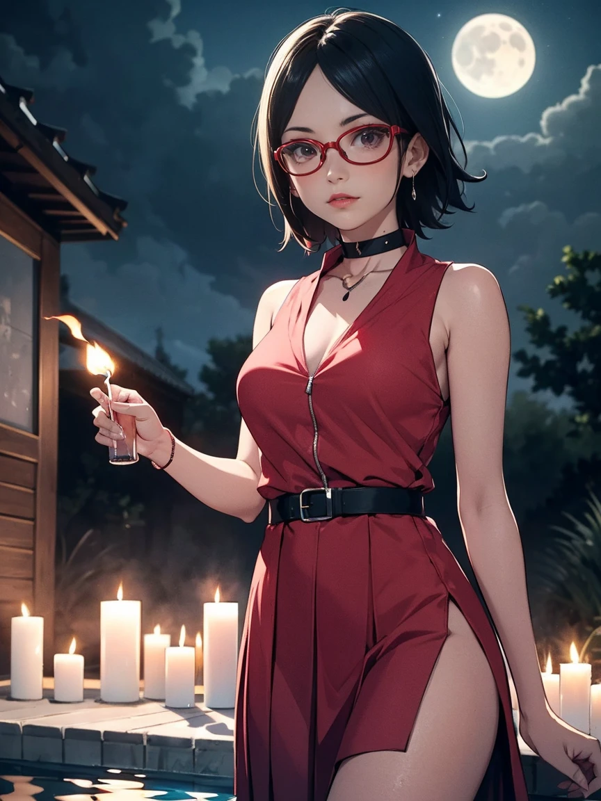 Sarada Uchiha 短发和处方眼镜. 她站在水池边，月光和蜡烛照亮了她. 她穿着一件深红色的无袖褶皱连衣裙, 黑带和珠宝, 配颈链的休闲宽松连衣裙. 戏剧性地照亮场景. 详细图片. 艺术奉献. 创意组合. 艺术品. 红唇膏