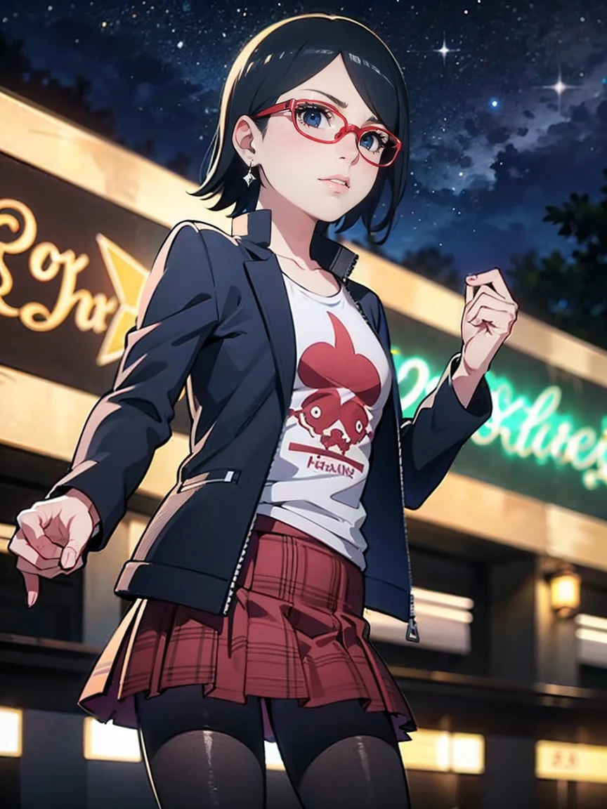 Sarada Uchiha com cabelo curto, olhos pretos, Usando óculos vermelhos, ela está usando brincos e cordões. Ela está vestida como uma roqueira punk. ( Ela está vestindo uma camiseta branca com estampa de uma banda de rock, uma saia xadrez e uma jaqueta de couro com tatuagens, meia-calça ), ( e está andando em um parque de diversões bem iluminado em uma noite estrelada ), ((( desfilando, de pé )))