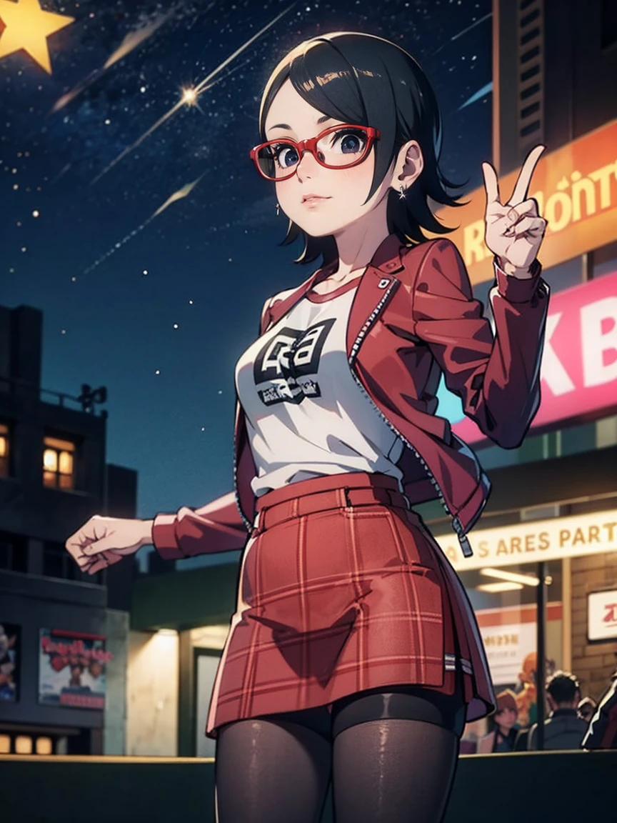 Sarada Uchiwa aux cheveux courts, Yeux noirs, porter des lunettes rouges, elle porte des boucles d&#39;oreilles et des cordons. Elle est habillée comme une punk rocker. ( Elle porte un t-shirt blanc avec un imprimé groupe de rock, une jupe à carreaux et une veste en cuir avec des tatouages, collants ), ( et roule dans un parc d&#39;attractions bien éclairé par une nuit étoilée ), ((( défiler, debout )))