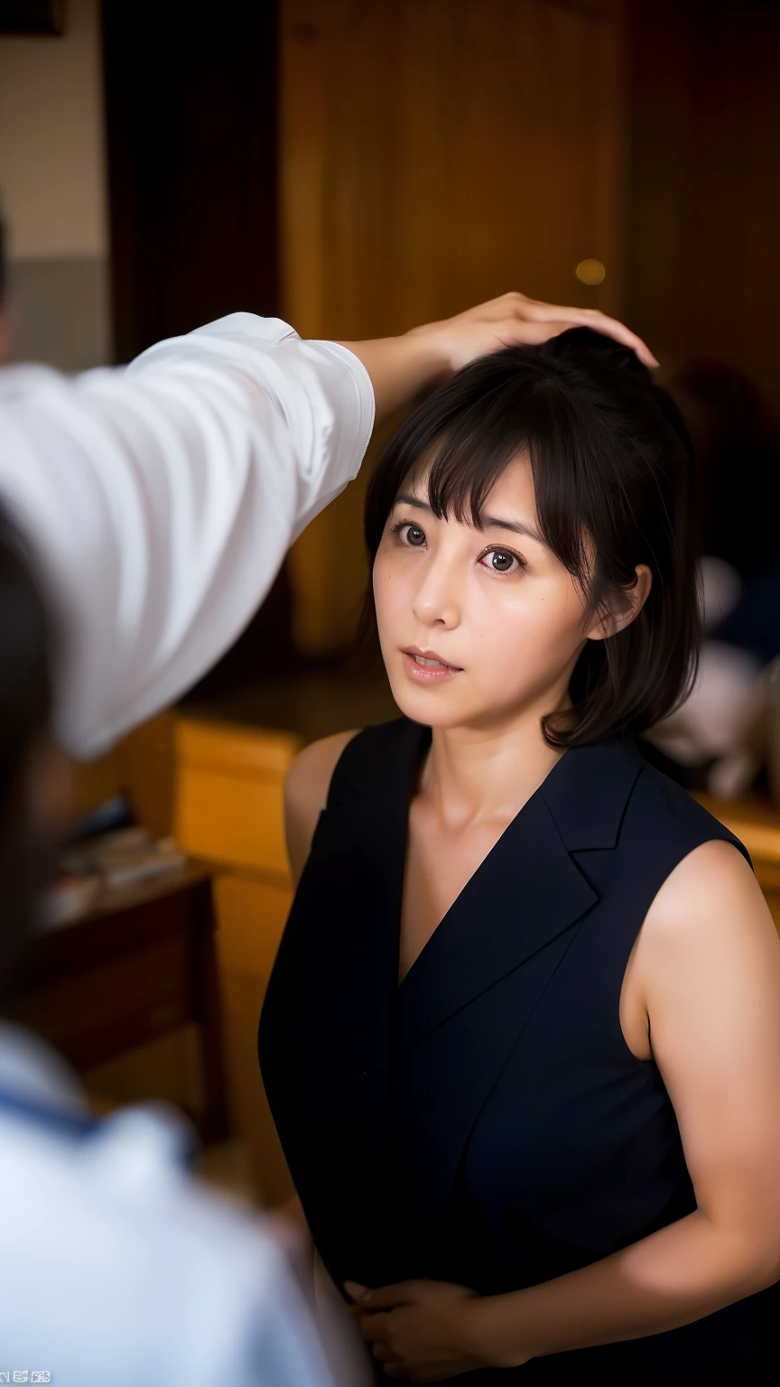 composición:Toma fotografías desde muy lejos y desenfocadas., iluminación ：muy oscuro, human：Una mujer japonesa madura rodeada de hombres de mediana edad, La están despojando de su uniforme de marinera