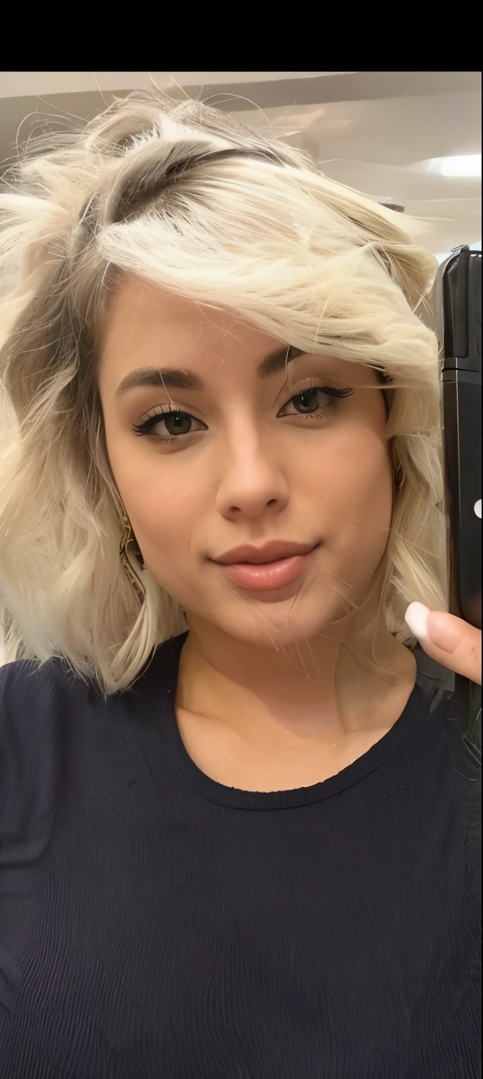 Mulher loira de cabelo curto tirando uma selfie no espelho - SeaArt AI