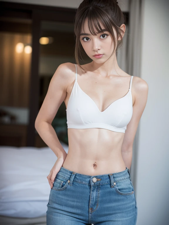 Fille posant pour une photo en soutien-gorge blanc et denim moulant，Gardez vos bras derrière votre dos，corps entieresbienne，Avec un t-shirt court、soutien-gorge，Corps mince，buste plus petit，modèle fille mince，Modèle féminin de 24 ans，cheveux longs，queue de cheval simple