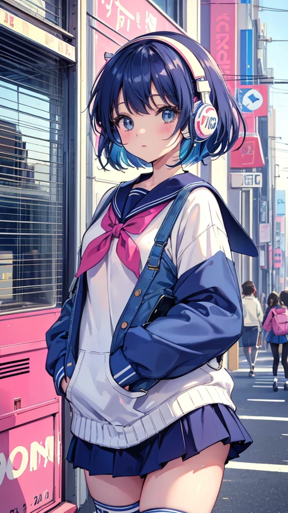 Arte pop urbano de los 90、Estilo pop urbano、Estilo de boceto、chica lofi、Hermosa chica de secundaria、8 headodel、uniforme de marinero azul marino、Jersey blanco、mini falda、Medias、Paseando por Harajuku、Auriculares 1.2、escuchando música、ojo grande、todo el cuerpo、1 person、tiro de vaquero