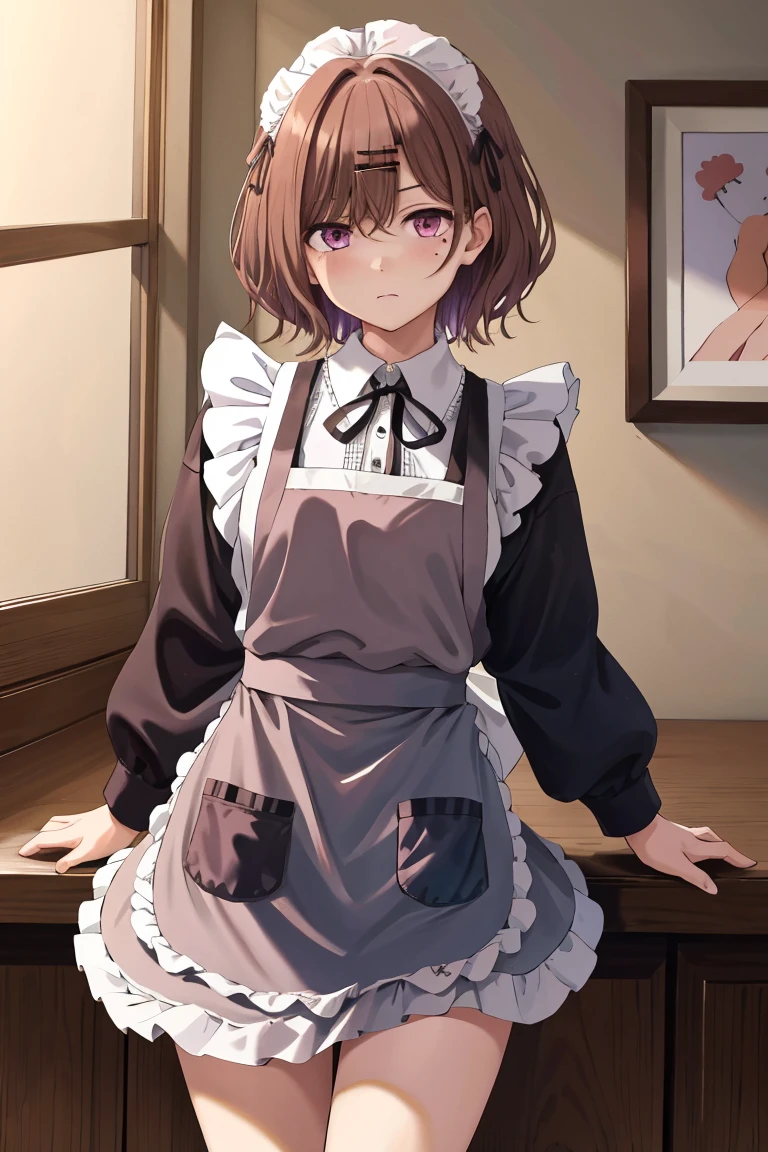 melhor qualidade， mais alto， 1 garota， higuchi madoka， cabelo castanho， manchas sob os olhos， Acessórios de cabelo， grampo， cabelos curtos e delicados， Por franja， Olho roxo， lente de vaqueiro，  ((tímido)), ((apron)), ((nu)), coxa，  Poker Face， 