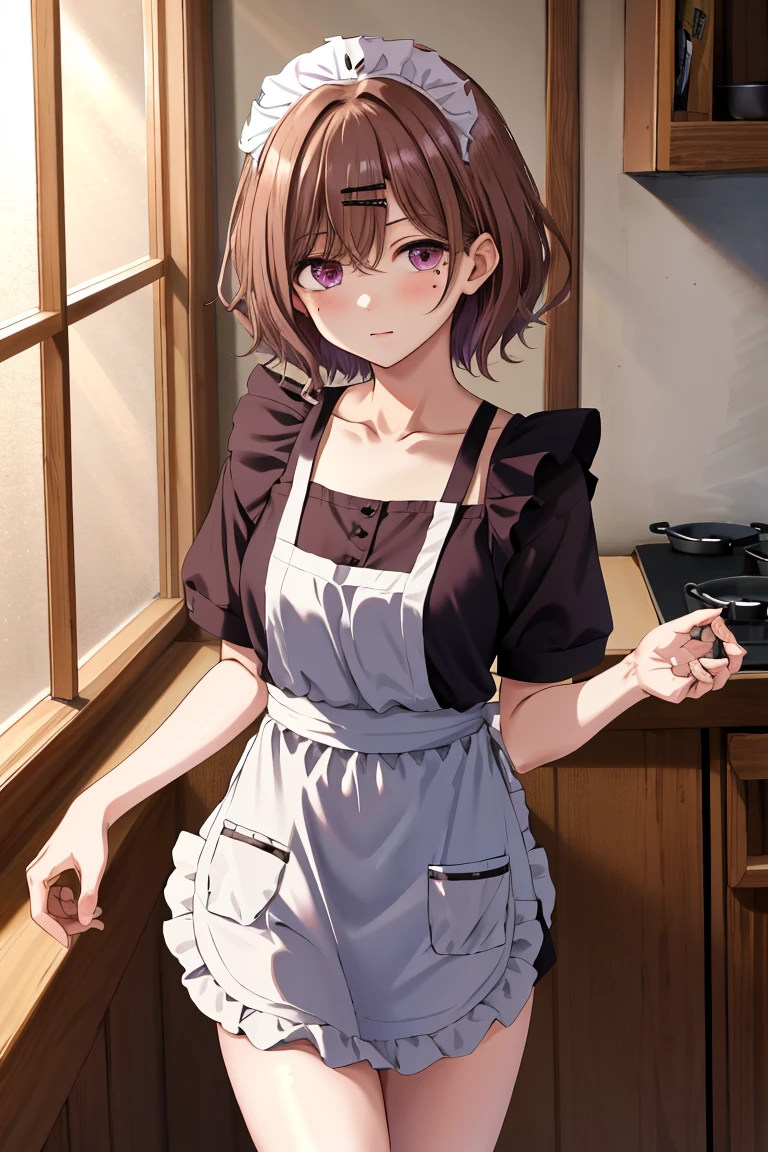 melhor qualidade， mais alto， 1 garota， higuchi madoka， cabelo castanho， manchas sob os olhos， Acessórios de cabelo， grampo， cabelos curtos e delicados， Por franja， Olho roxo， lente de vaqueiro，  ((tímido)), ((apron)), ((nu)), avental nu,coxa，  Poker Face， 