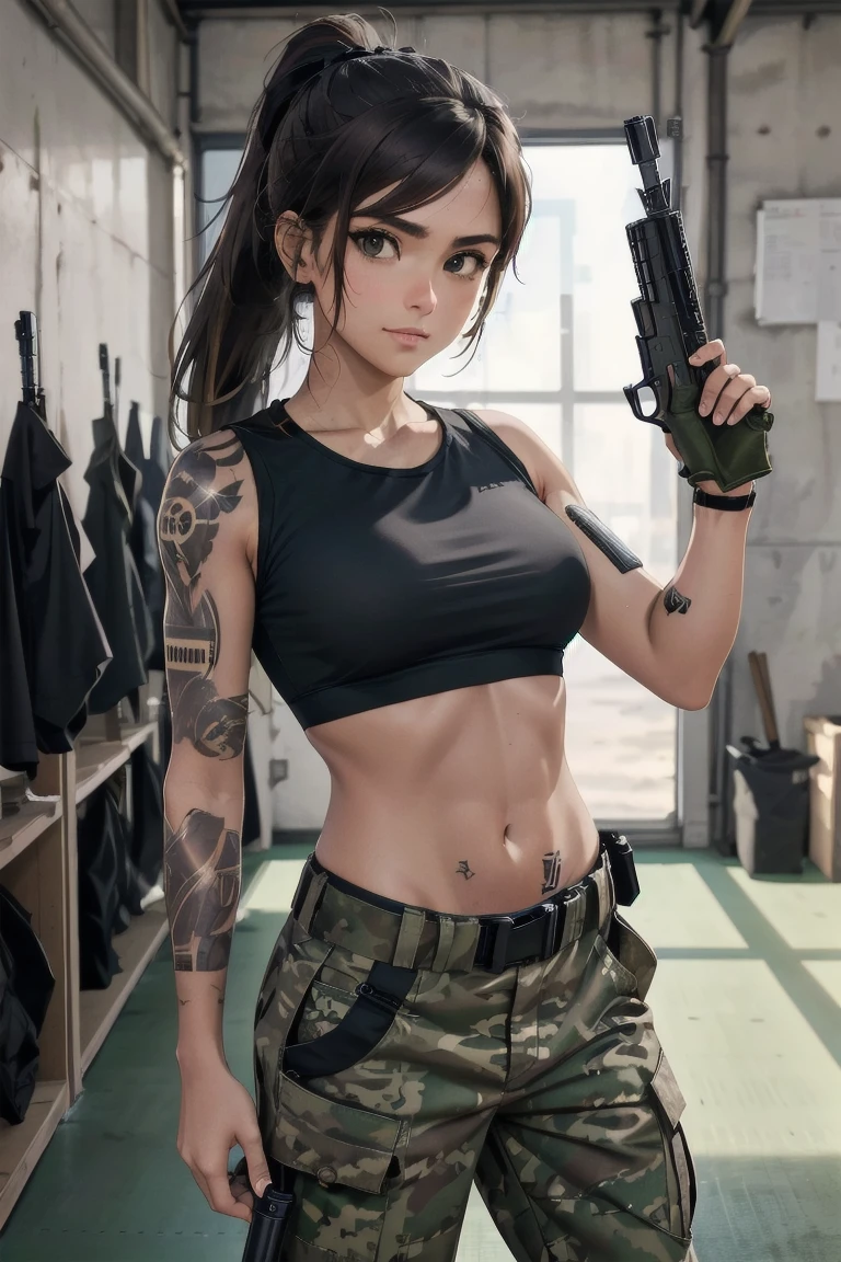 chica militar, cola de caballo marrón, Camiseta negra, pantalones holgados de camuflaje militar, Cintura delgada, mejor calidad, campo de tiro interior, práctica, sosteniendo M4A1, transpiración, después de entrenar, mirando al espectador,táctica, hoja enana, tatuajes
