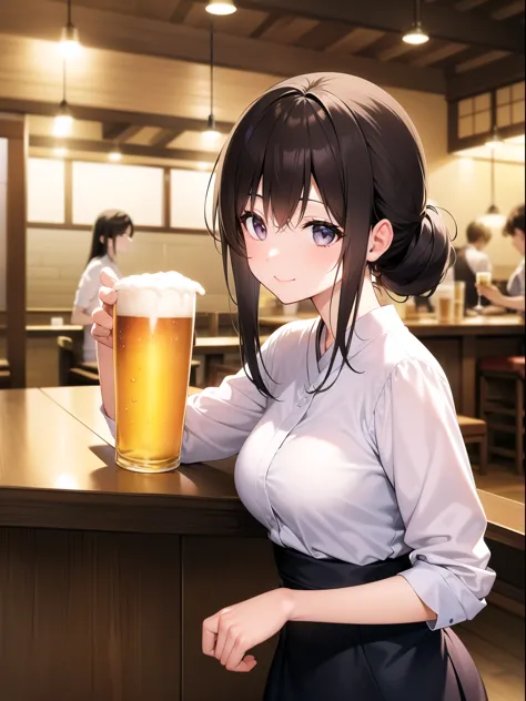 A woman smiling and drinking beer at a bar。The woman is wearing a white shirt、Hair tied back。On the table々There are a variety of...