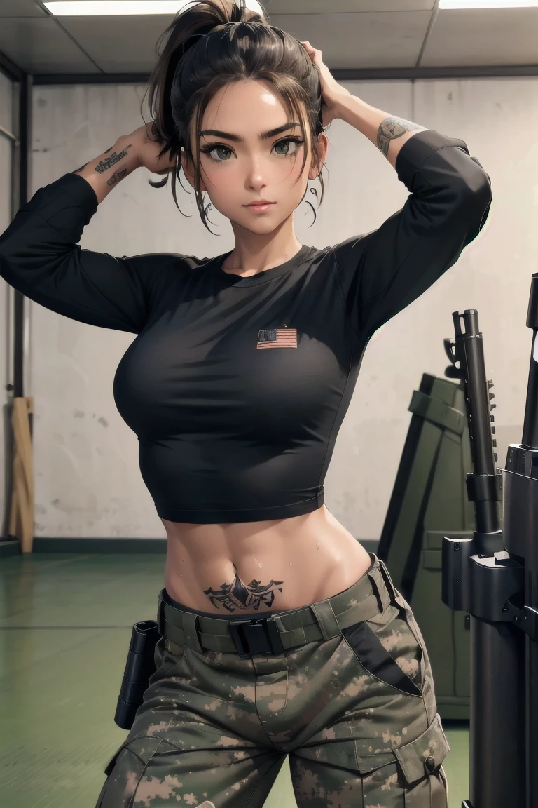 chica militar, cola de caballo marrón, Camiseta negra, pantalones holgados de camuflaje militar, Cintura delgada, mejor calidad, campo de tiro interior, práctica, sosteniendo M4A1, transpiración, después de entrenar, mirando al espectador,táctica, hoja enana, tatuajes, brazos arriba manos en la cabeza
