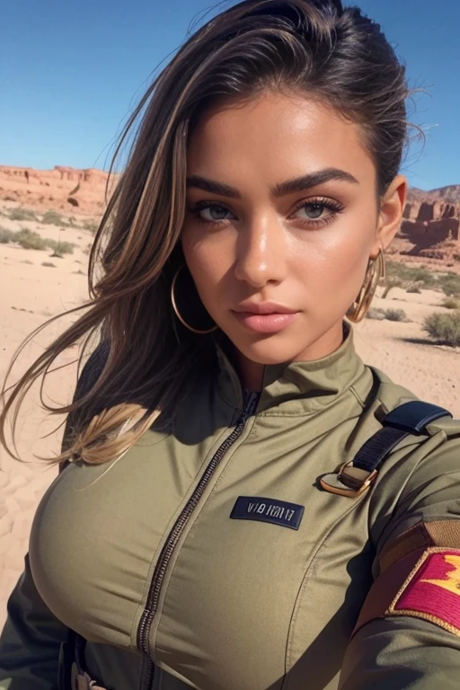 超性感沙漠中身著現代多色軍裝的美女特寫, 帶著一個大屁股的相機