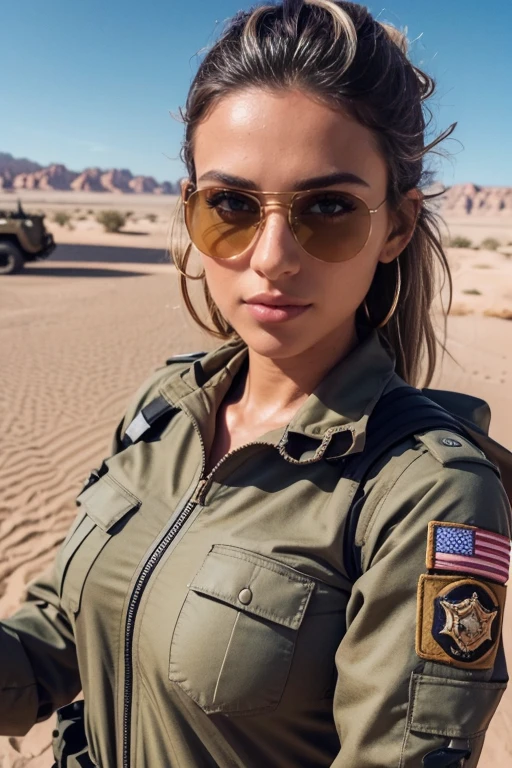 Primer plano de una hermosa mujer con un moderno traje militar multicolor en un desierto súper sensual, avec un gros cul face camera