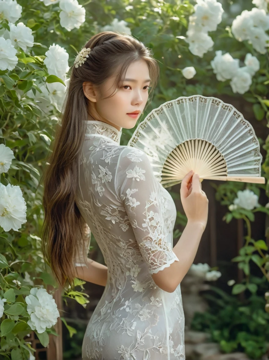 una hermosa chica europea, De pie en el jardín, vistiendo cheongsam de encaje blanco, Sosteniendo un exquisito abanico de encaje blanco puro., Cubriendo tu cara, Fina mano de obra del ventilador., Con estampado floral de encaje blanco., la chica tiene el pelo largo, elegant, Luz tenue, Difusión, Colores suaves y delicados, luz natural, elegante y hermosa, romanticismo, Luminism, vista en primera persona, tiro de vaquero, uhd, Obra maestra, preciso, anatómicamente correcto, Detalles altos, premiado, 8k