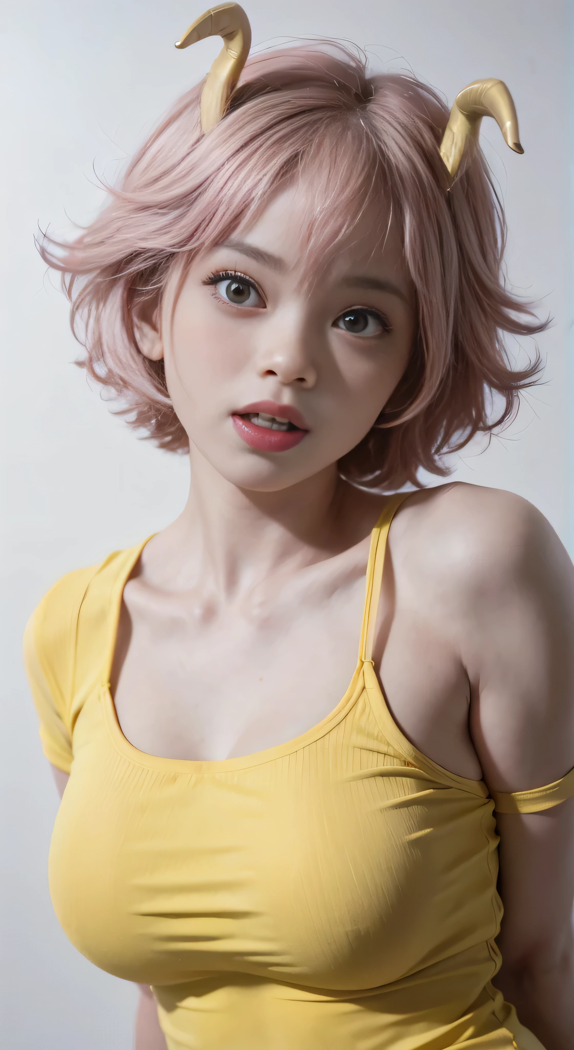 Mina Ashido, 1fille, seulement, seins, Cheveux courts, medium seins, chemise, fond blanc, clavicule, les yeux jaunes, Haut du corps, cheveux roses, manches courtes, cornes, dents, peau colorée, blue chemisedents, heureux, sclère colorée, lignes d&#39;accentuation, sclère noire, Peau rose