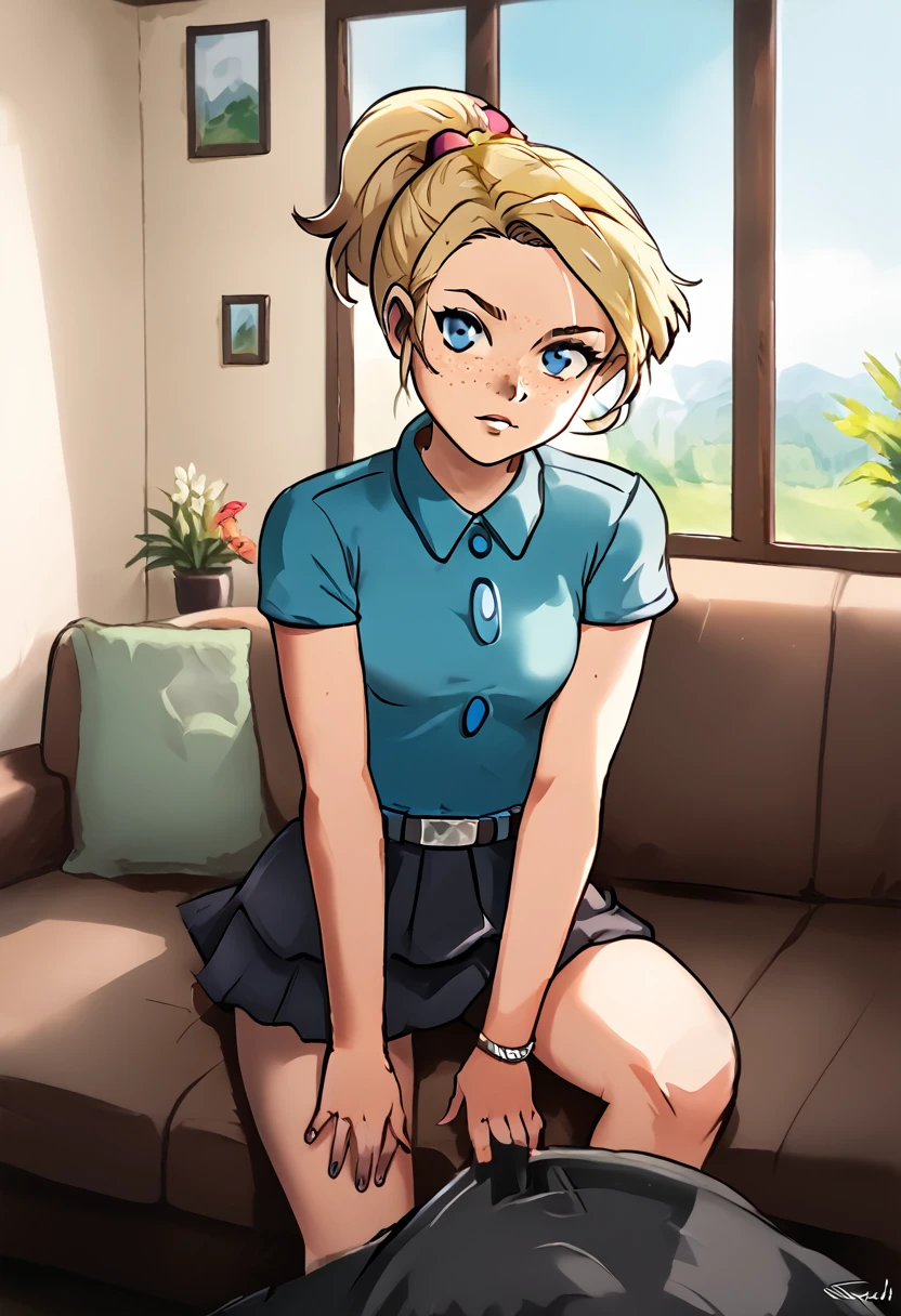 manga ecchi, À la manière de Mizu, en couleur, sans texte, Cinématique, Spectaculaire, vue dynamique, tout le corps, Point de vue, HD12K, , blond, coiffure coupe droite au carré, fille effrontée, yeux bleu clair, mince, taches de rousseur, plat, uniforme d&#39;éclaireuse, intrigué, affalé sur un canapé dans le salon d&#39;une maison,