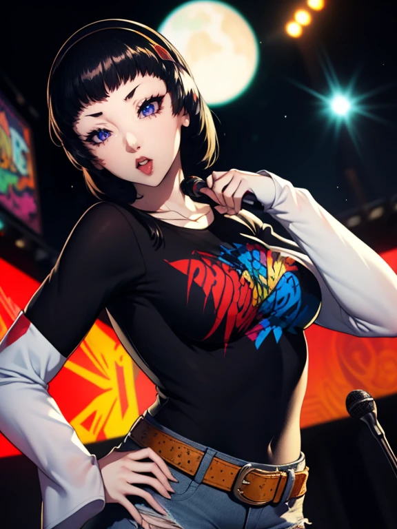 Yukiko Amagi (pessoa),Brincos ,batom, sombra, Inventar, 1 garota, Sozinho, camiseta preta, camisa branca, jeans azul, cinto, batom, seios grandes, mangas em camadas, pose sexy, segurando um microfone, cantoria, fundo do palco, fones de ouvido