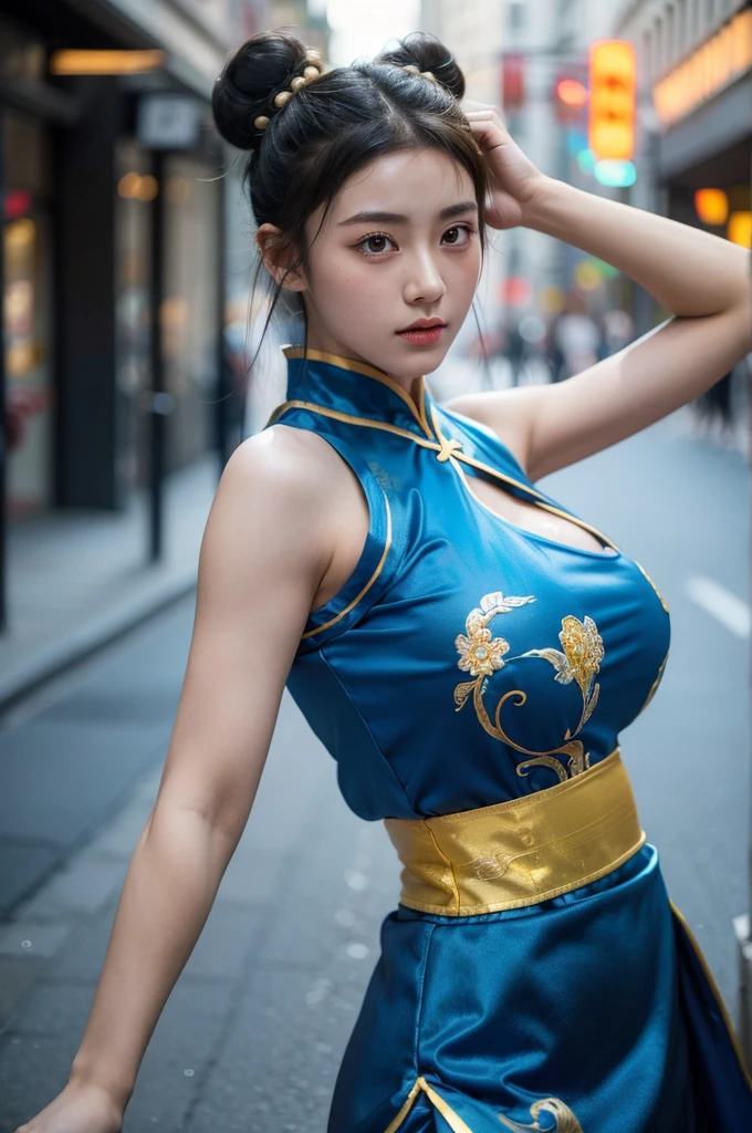 一個留著兩個髮髻的年輕女孩扮演者, 在街上練功夫, 穿著一件繡著精美的藍色中式連身裙，隨著她的動作，裙子在她周圍飄動, 凸顯她的優雅和力量, Chun-Li, (((巨大的乳房))), 實際的