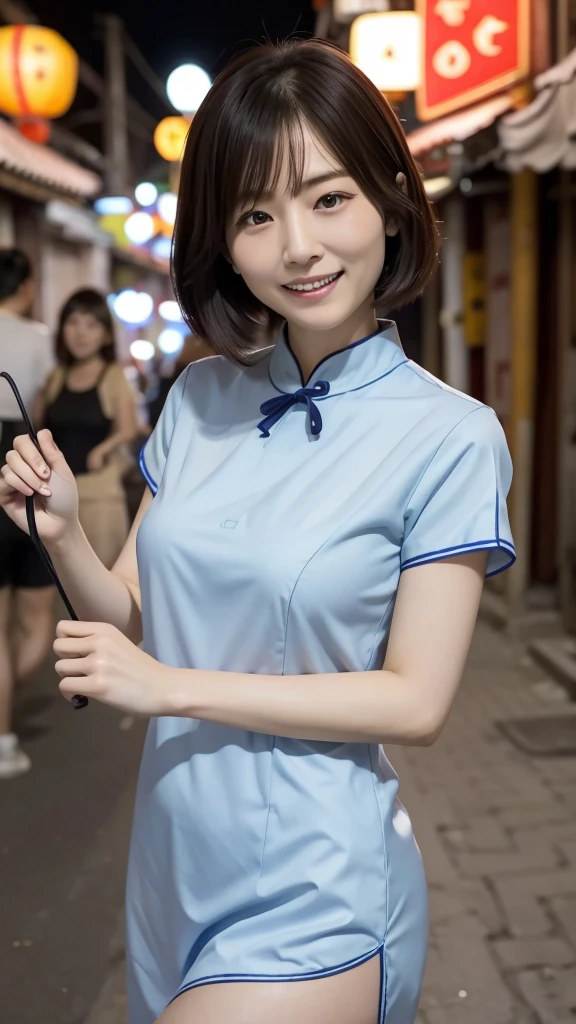 Femmes japonaises、une personne、Vivre dans le vieux quartier chinois、cheveux de style chinois、Rire la bouche ouverte、Cheongsam bleu à manches courtes、pose sexy、très court、vieille ville、Quartier chinois la nuit、l&#39;éclairage est clair、
