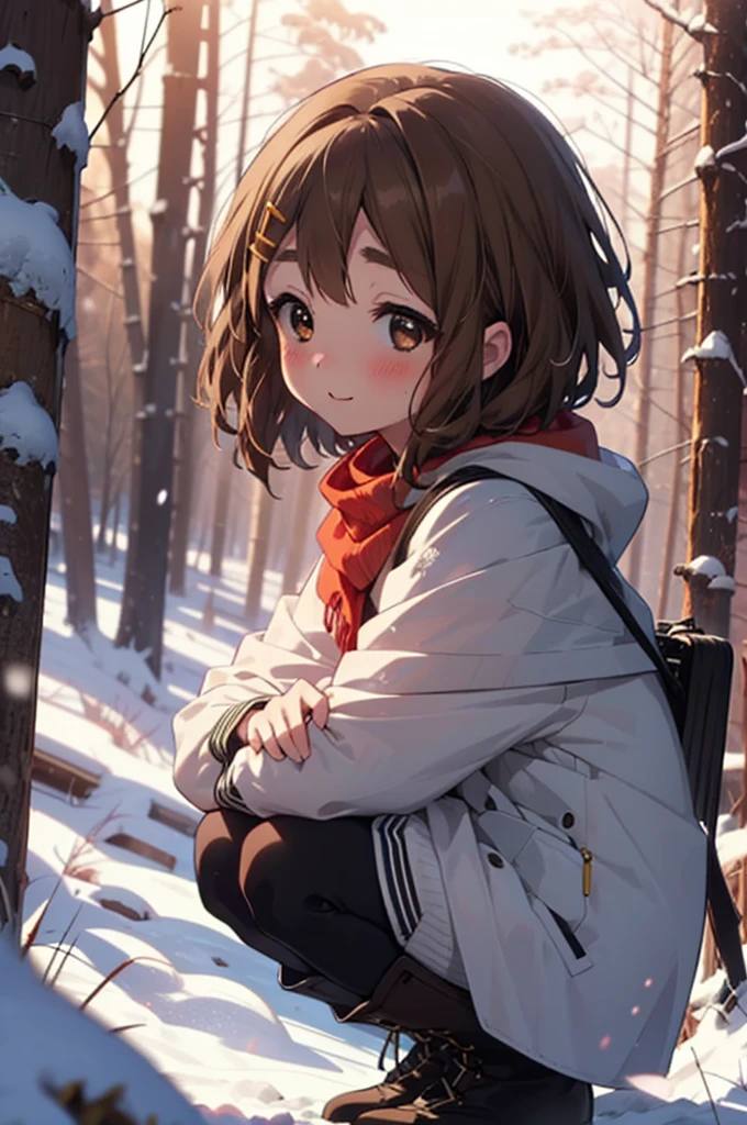 yuihirasawa, Yui Hirasawa, kurzes Haar, braune Haare, Haarschmuck, (braune Augen:1.5), Haarklammer、lächeln,lächeln,erröten,Weißer Atem,
Öffne deinen Mund,Schnee,Bodenfeuer,, draussen, Stiefel, Schneeing, Von der Seite, Holz, Koffer, Kap, Verschwommen, , Wald, Weiße Handtasche, Natur,  Hocken, Mund geschlossen, Kap, winter, Geschriebene Grenztiefe, schwarze Schuhe, red Kap BRECHEN looking at viewer, Oberkörper, ganzer Körper, BRECHEN draussen, Wald, Natur, BRECHEN (Meisterwerk:1.2), höchste Qualität, hohe Auflösung, Einheit 8k Hintergrundbild, (Form:0.8), (Schöne und schöne Augen:1.6), Sehr detailliertes Gesicht, Perfekte Beleuchtung, extrem detaillierte CG, (perfekte Hände, perfekte Anatomie),