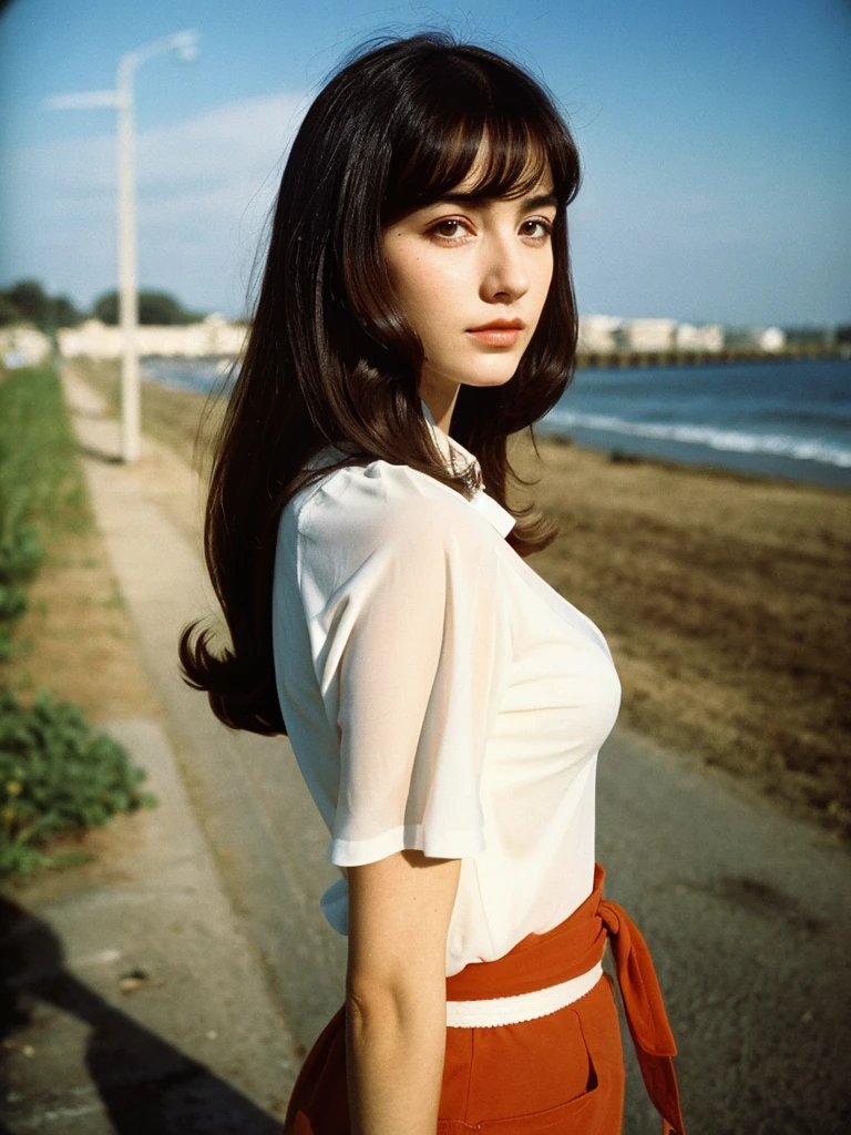 1970s photograph d&#39;pastel eye shadow , Floral Print Top Paired With High Waisted Shorts , Toile de fond florale vintage , Nikon EL2, 50mm f/1.8, 1/125s, ISO 400, ektachrome, rufflet top