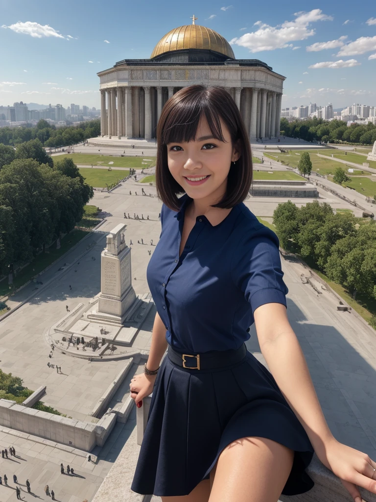 1 chica, solo, Realista, su nombre es cathlyn, ella es una morena caucásica, 30 años, (cara y cuerpo maduros), sonriente, pelo corto con flequillo, regordete, foto selfie, parte superior del cuerpo y piernas, ella lleva blusa y falda azul marino, (fondo: con vistas al mausoleo de Lenin)